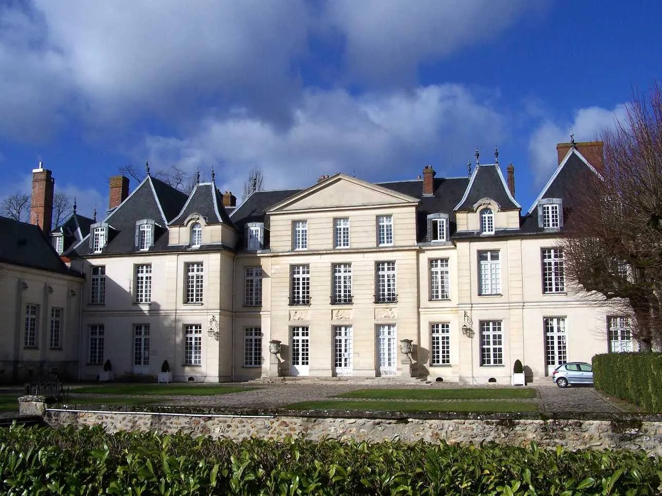 Photo showing: Town hall of Le Mesnil-Saint-Denis (Yvelines, France)