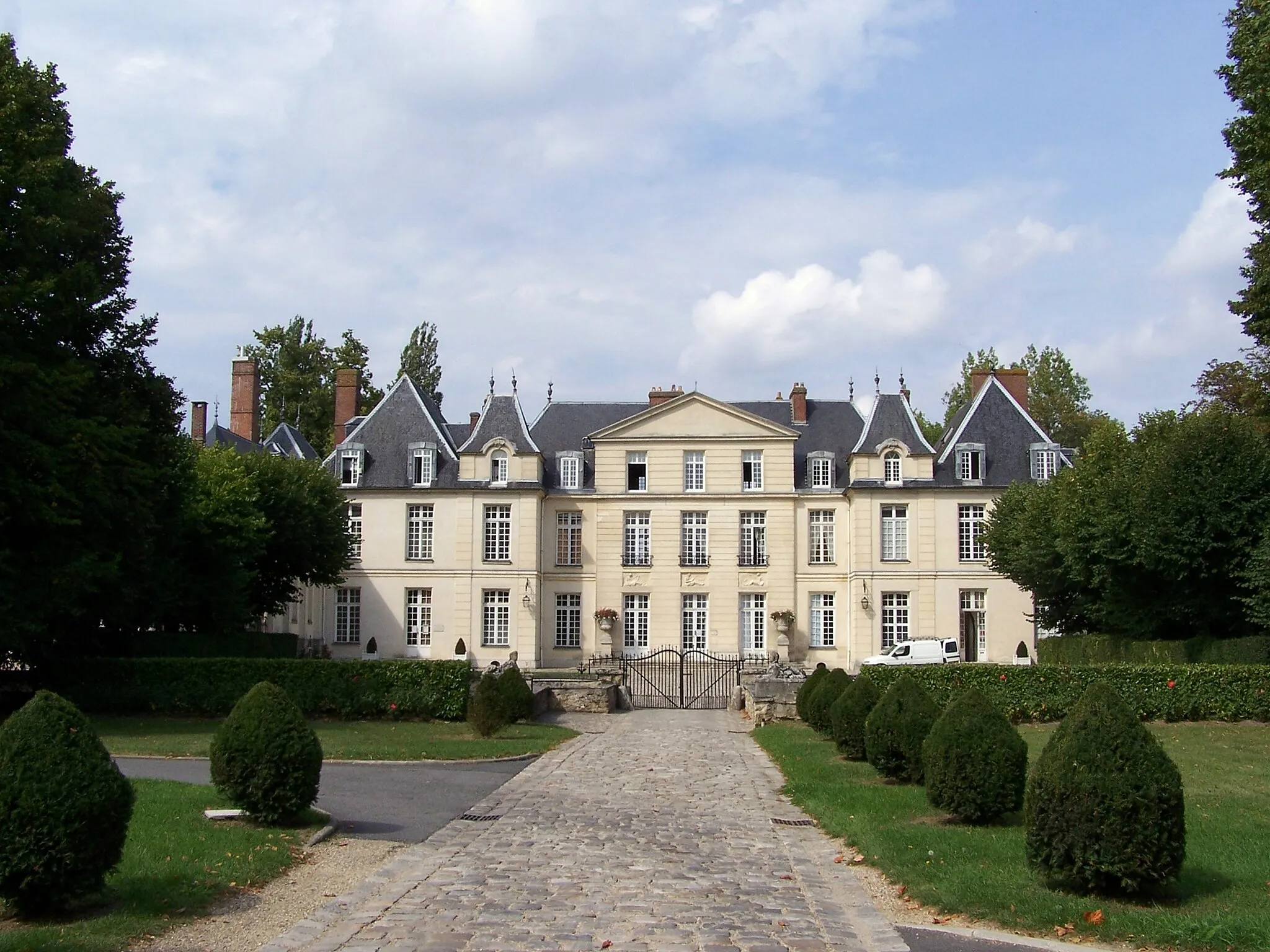 Photo showing: Mairie-château du Mesnil-Saint-Denis (Yvelines, France)