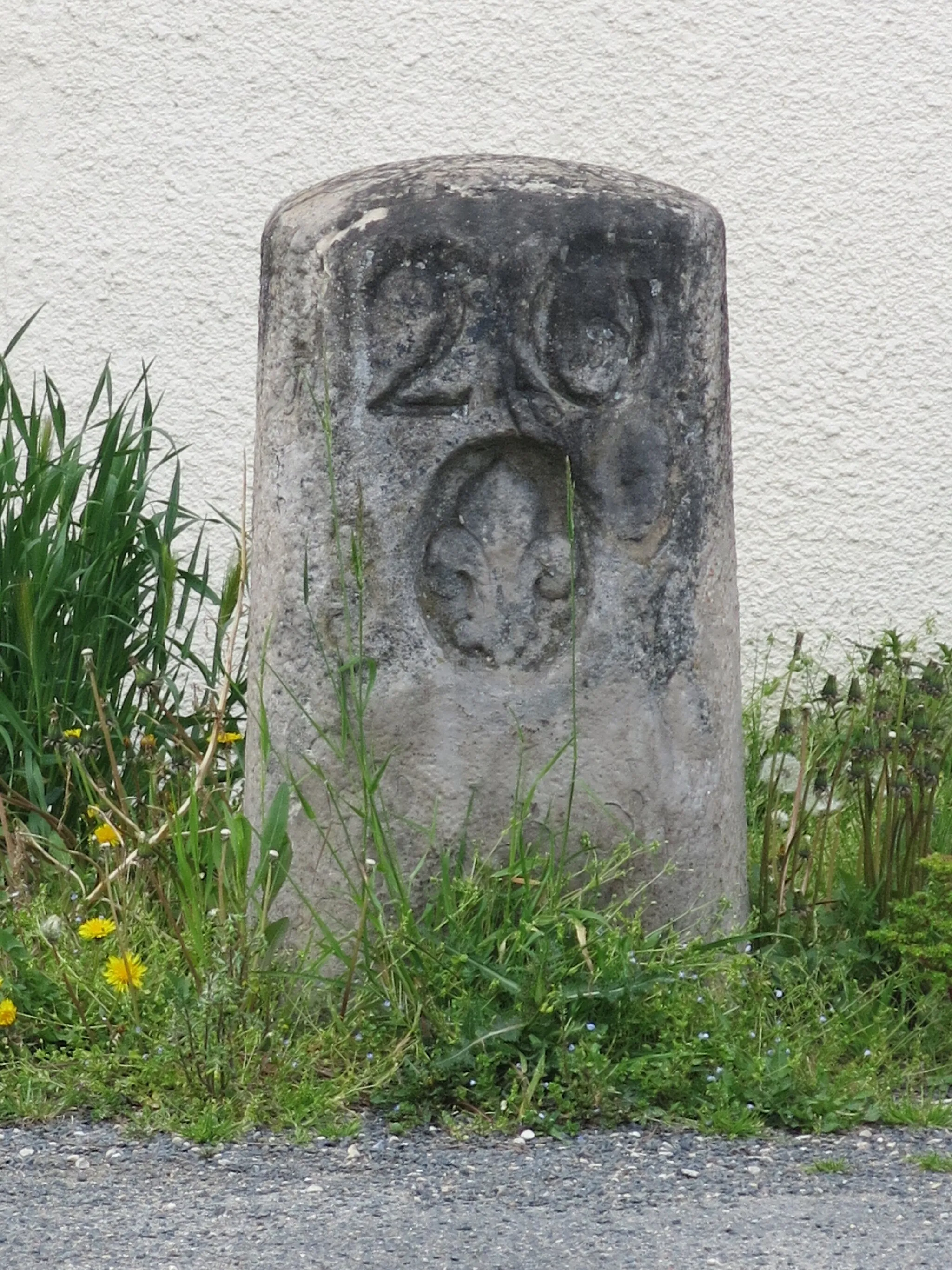 Photo showing: Royal milestone number 20 in Montry (Seine-et-Marne, France)