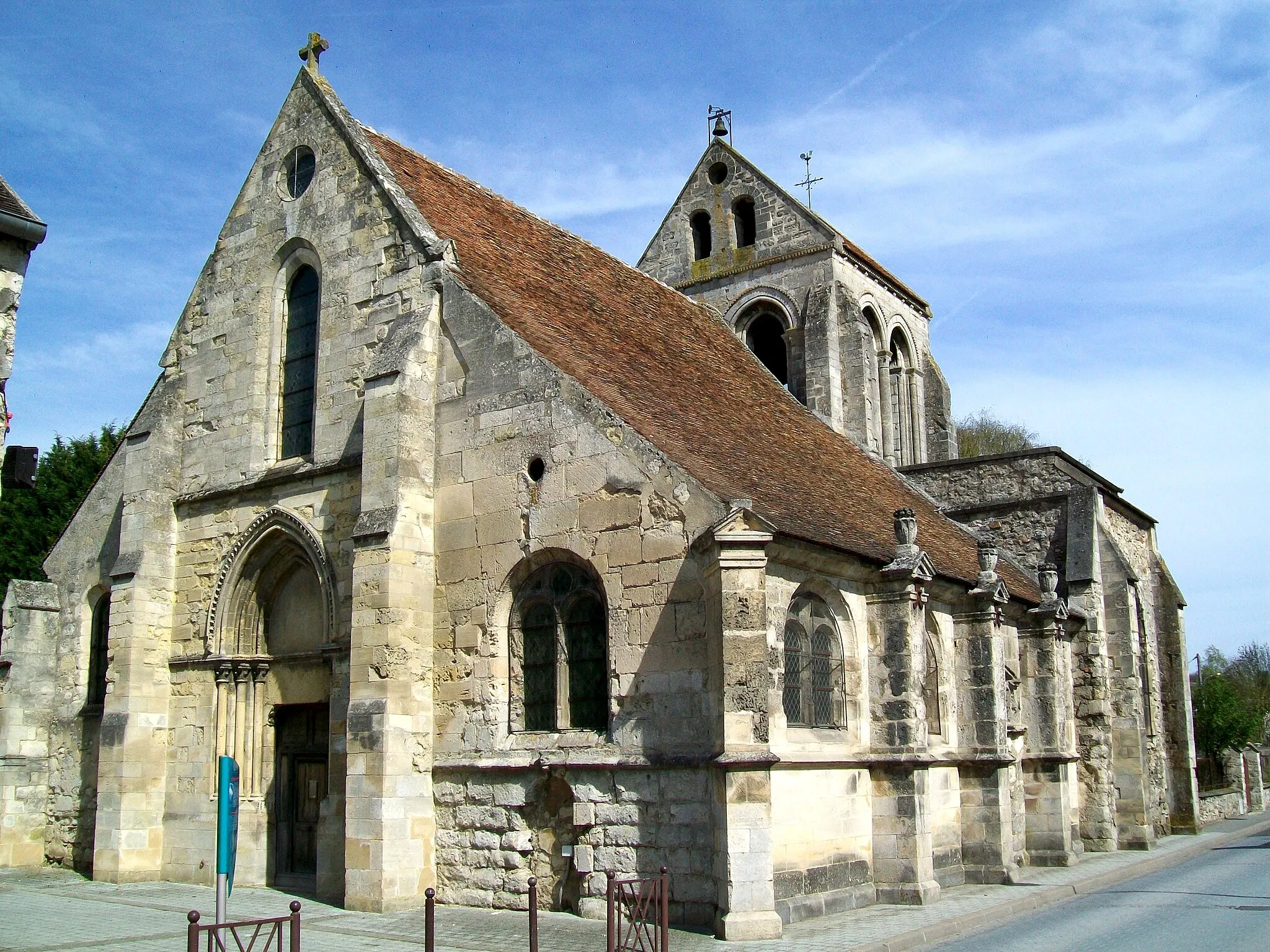 Photo showing: L'église Saint-Étienne de Fosses (95), vue depuis le sud-ouest. Le bas-côté sud a été construit dans le style de la première Renaissance.