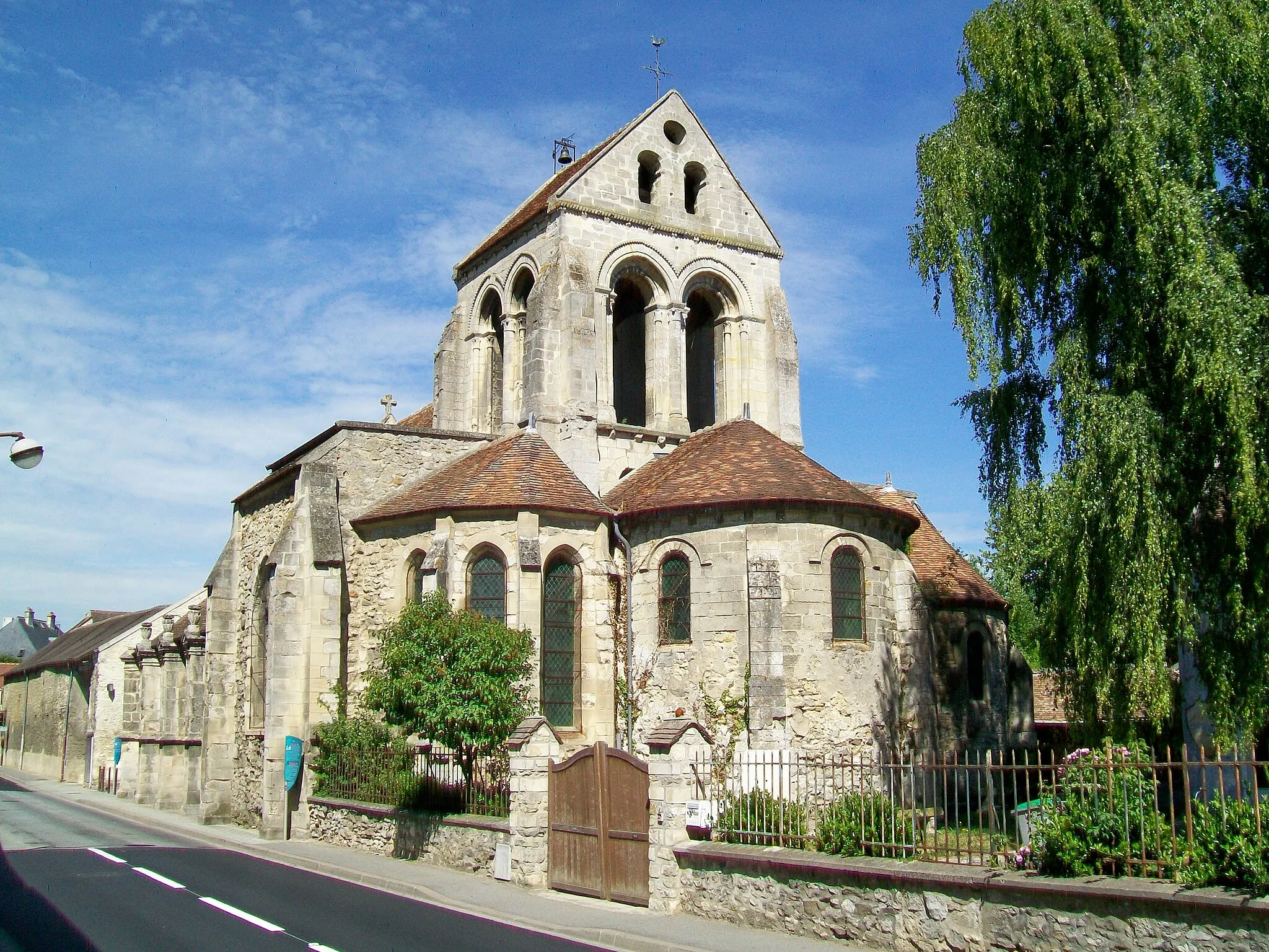 Photo showing: L'église Saint-Étienne de Fosses, dont le chœur et la partie centrale de la nef, de style romane, datent du XIIe siècle. L'on remarquera le rapport inhabituel des proportions entre la tour et la nef, et le transept à toits plats.