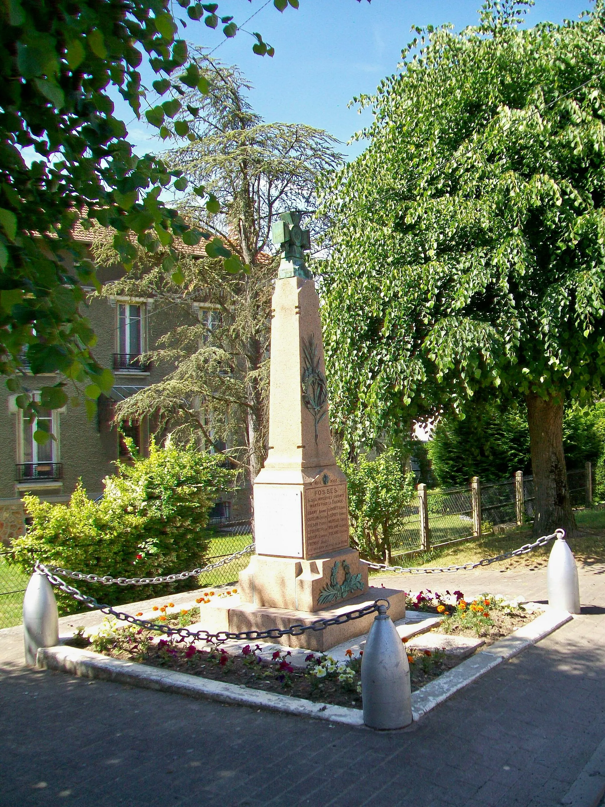 Photo showing: Le monument aux morts, sur la Grande-Rue, au village.