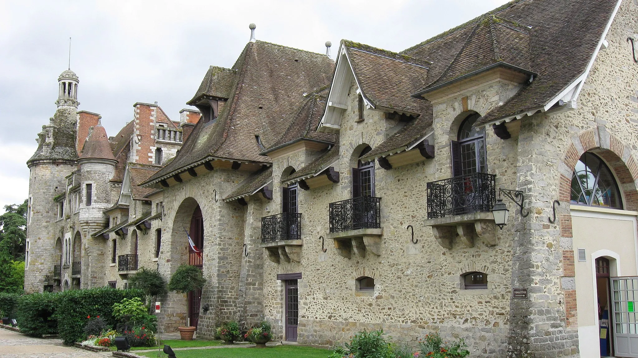 Photo showing: Le château des Dames au Châtelet-en-Brie. (Seine-et-Marne, région Île-de-France).