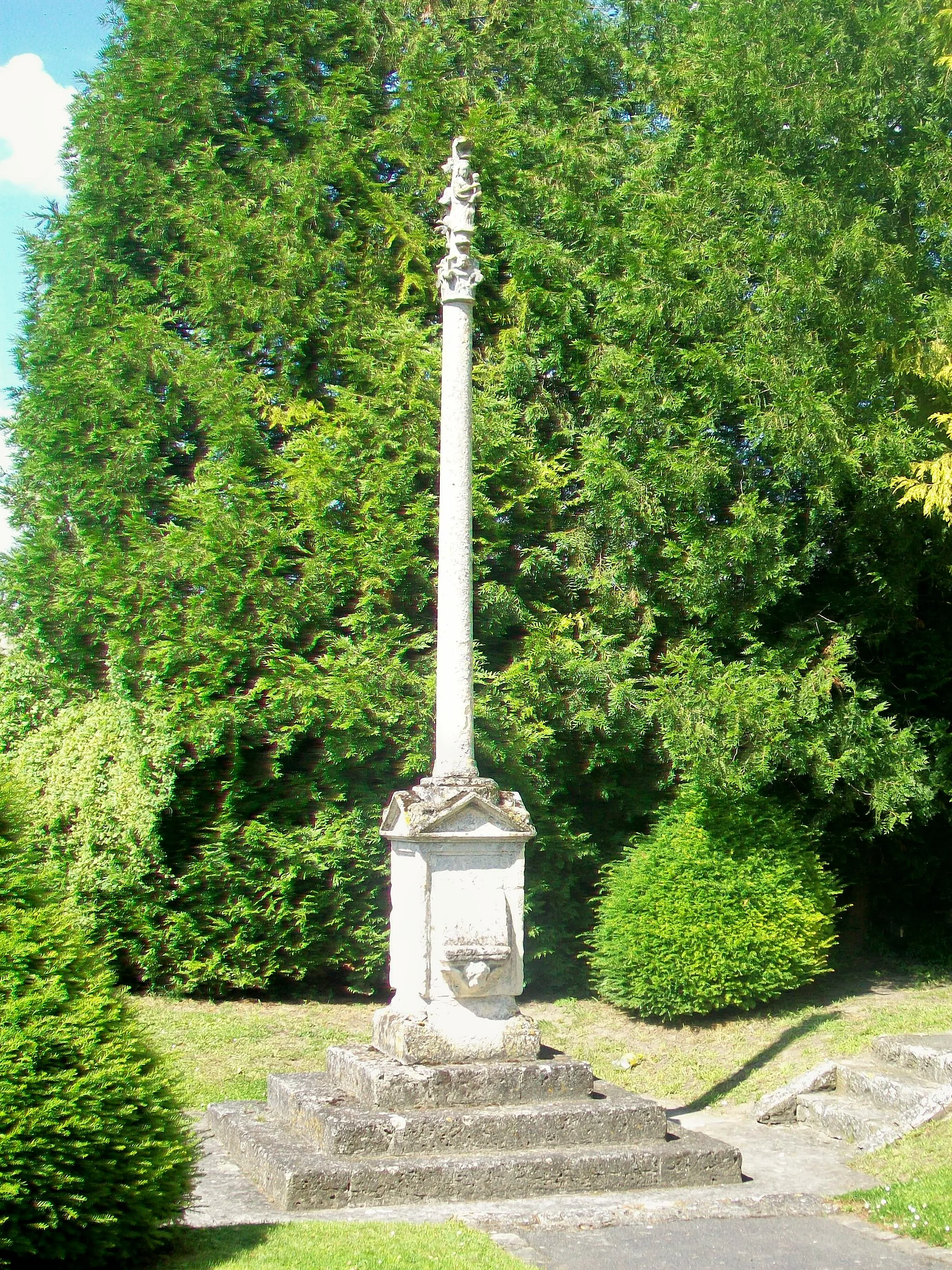 Photo showing: Le calvaire de Champagne-sur-Oise, face au portail occidental de l'église.