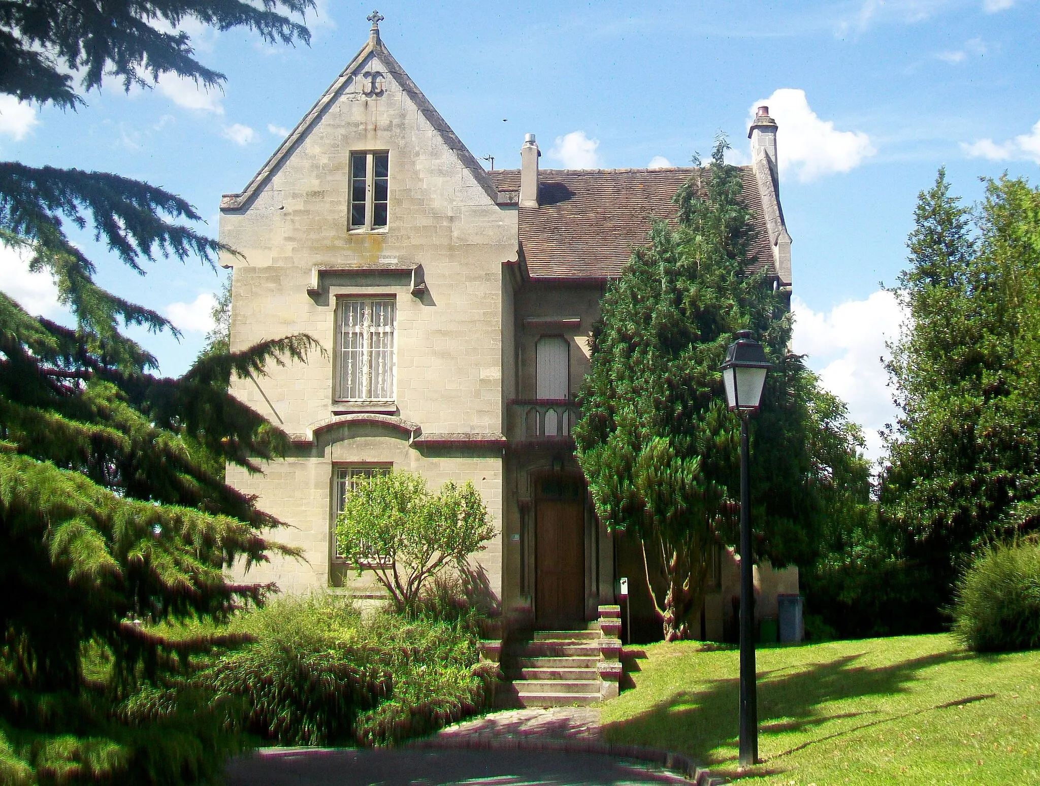 Photo showing: Le presbytère, au nord-ouest de l'église.