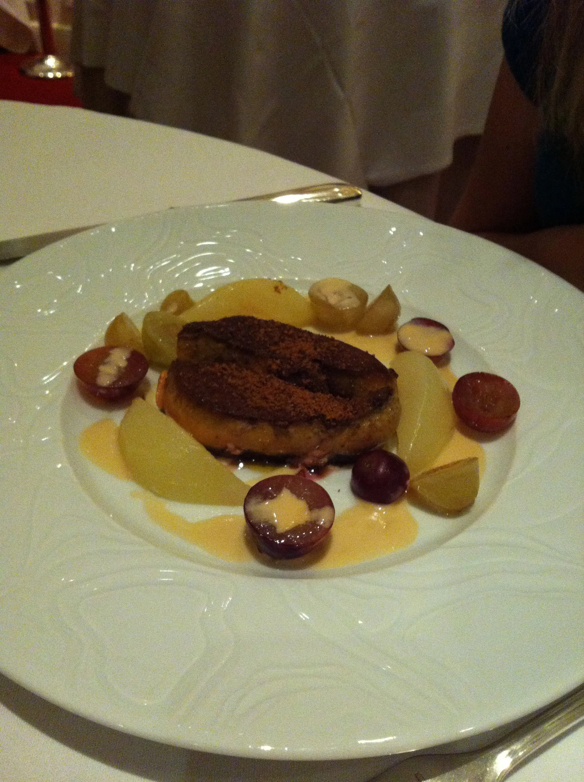 Photo showing: Foie gras de canard poêlé aux poires et aux raisins poudre de pain d'épices et réduction de Jurançon à l'Auberge de la Brie de Couilly-Pont-aux-Dames