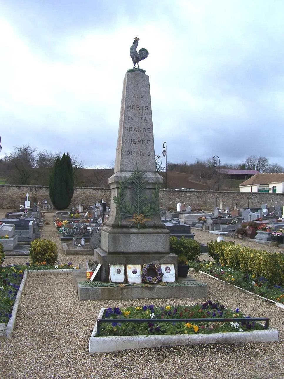 Photo showing: War memorial of Maurecourt (Yvelines, France)