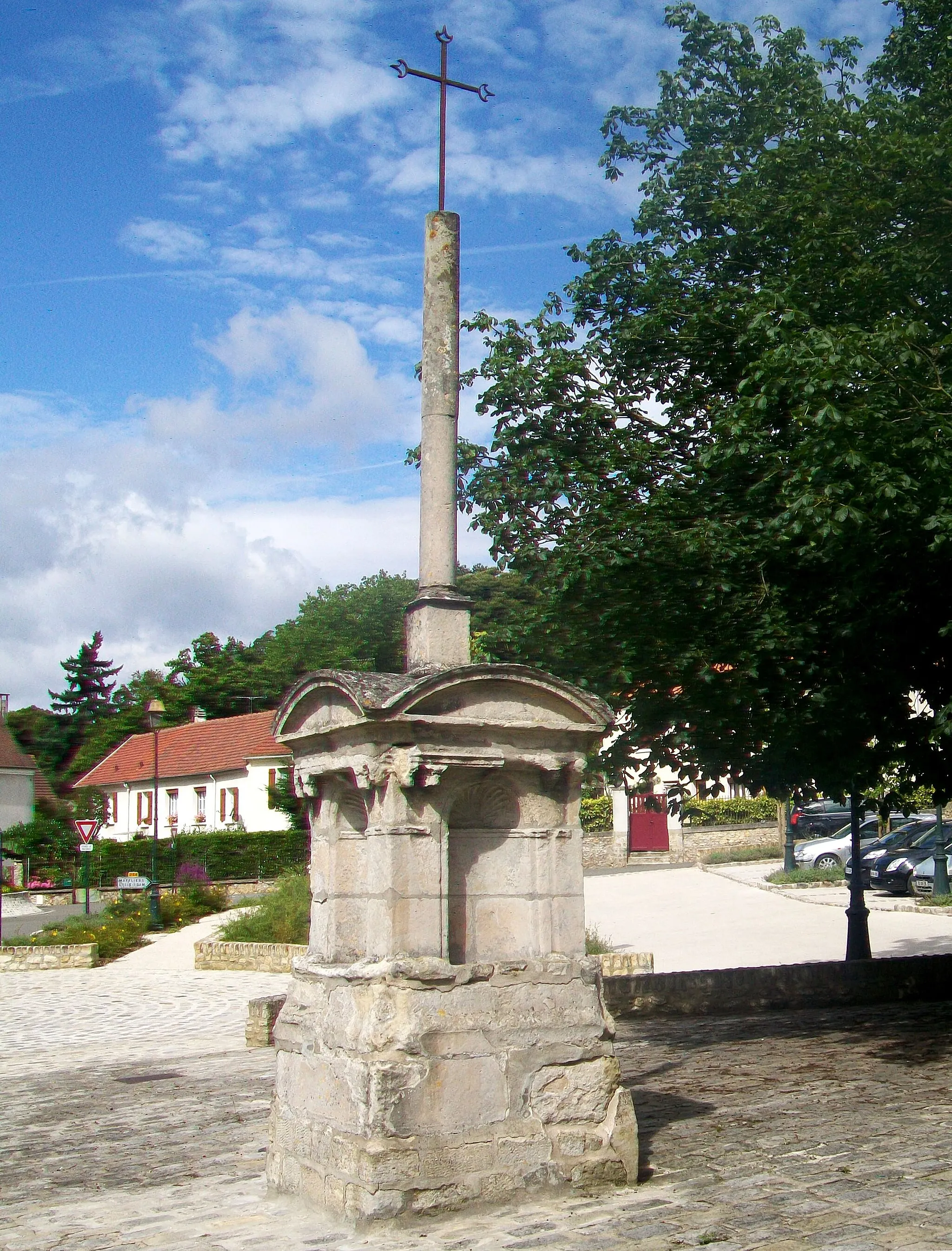 Photo showing: Croix devant l'église de Montsoult (ancienne croix de cimetière).