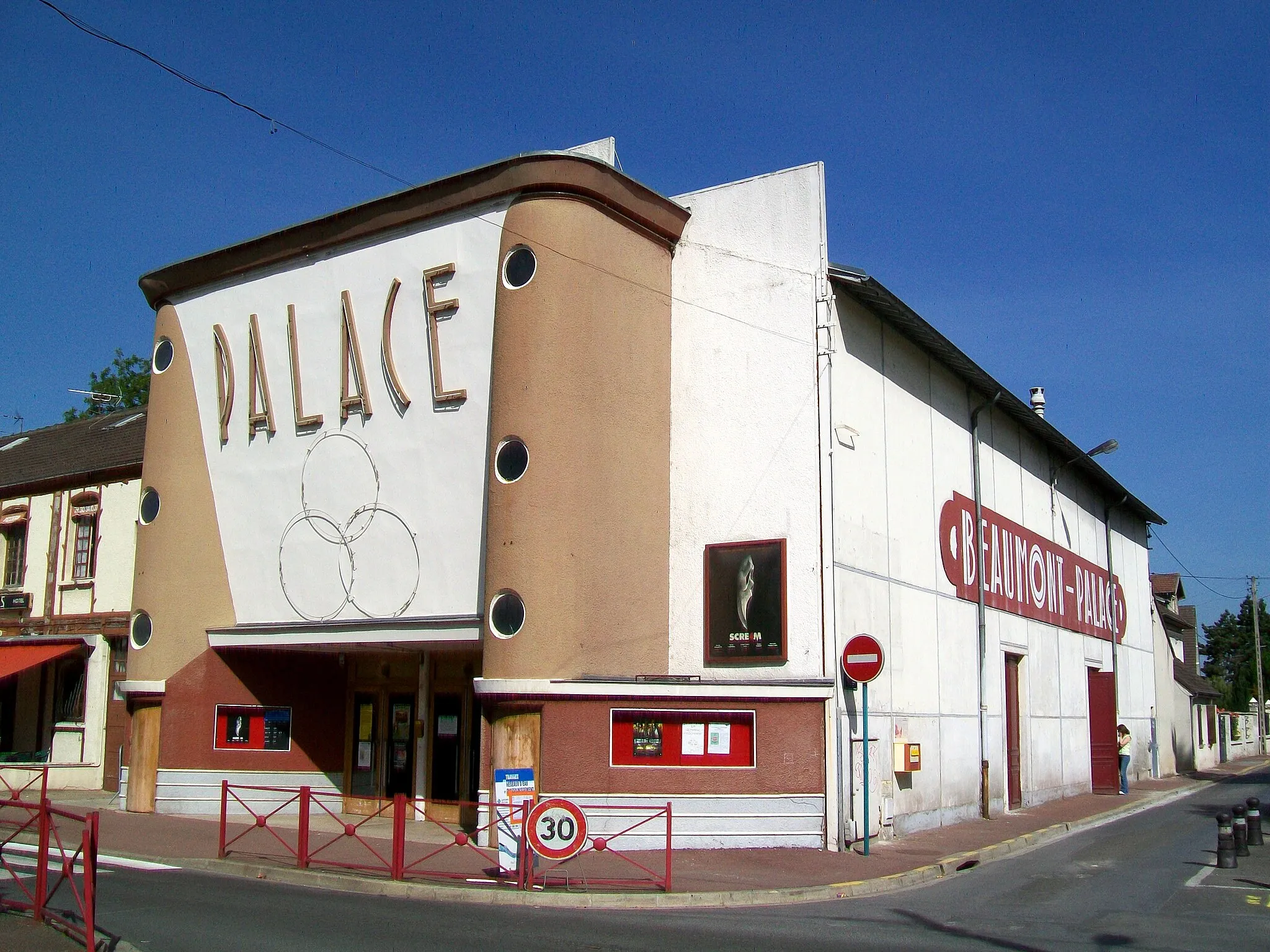Photo showing: Le cinéma Beaumont-Palace, rue de Paris, à l'angle avec la rue Henri-Pasdeloup.