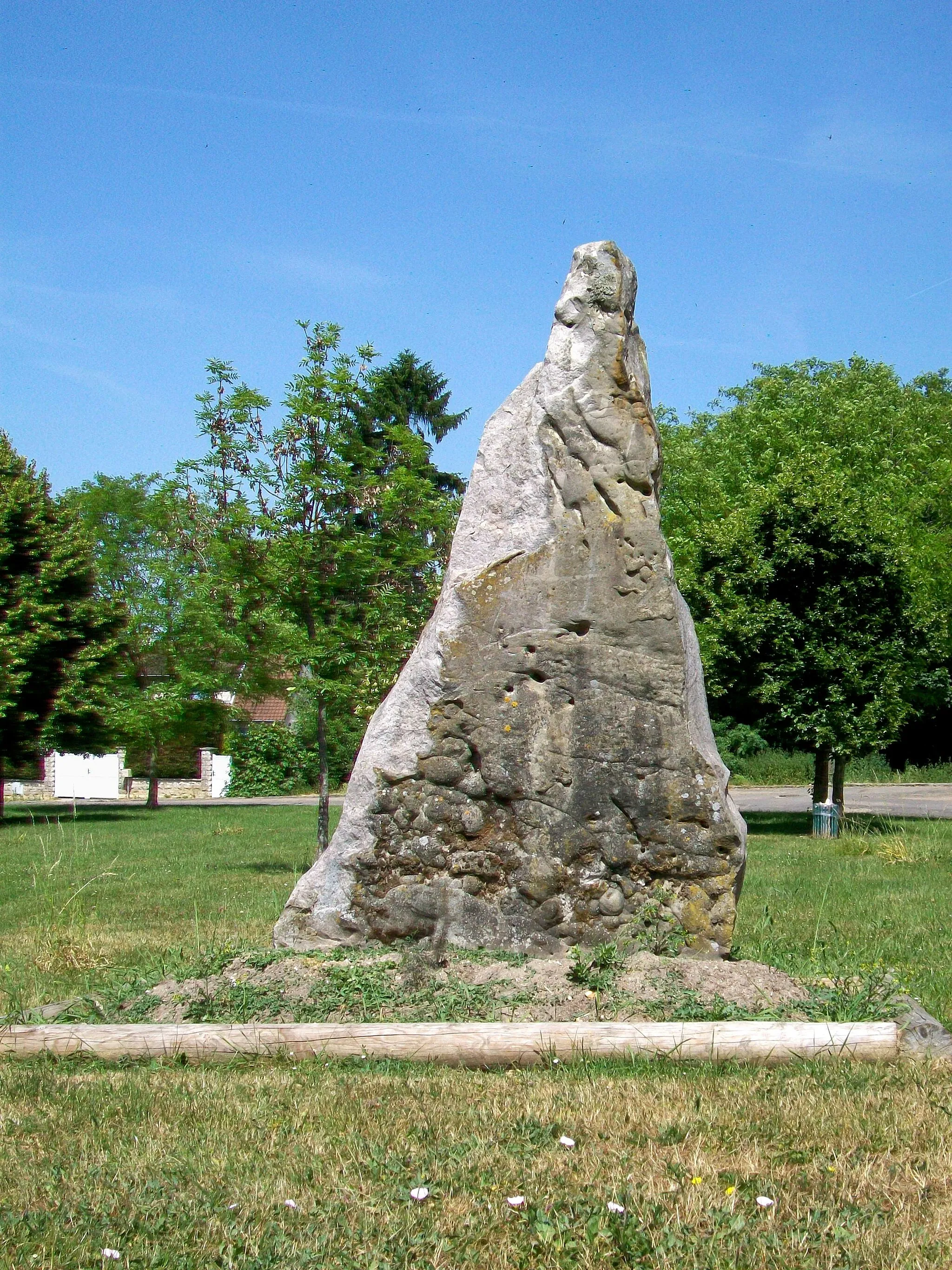 Photo showing: Le menhir, à la sortie de la ville vers la forêt de Carnelle, rue Roussel.