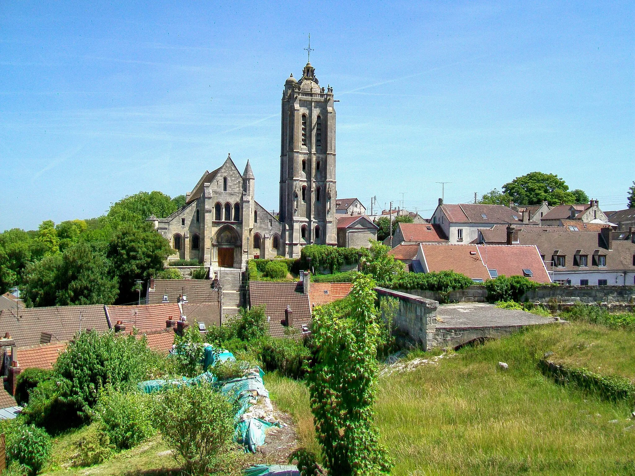 Photo showing: L'église Saint-Laurent de Beaumont-sur-Oise ; au premier plan, des vestiges du château.