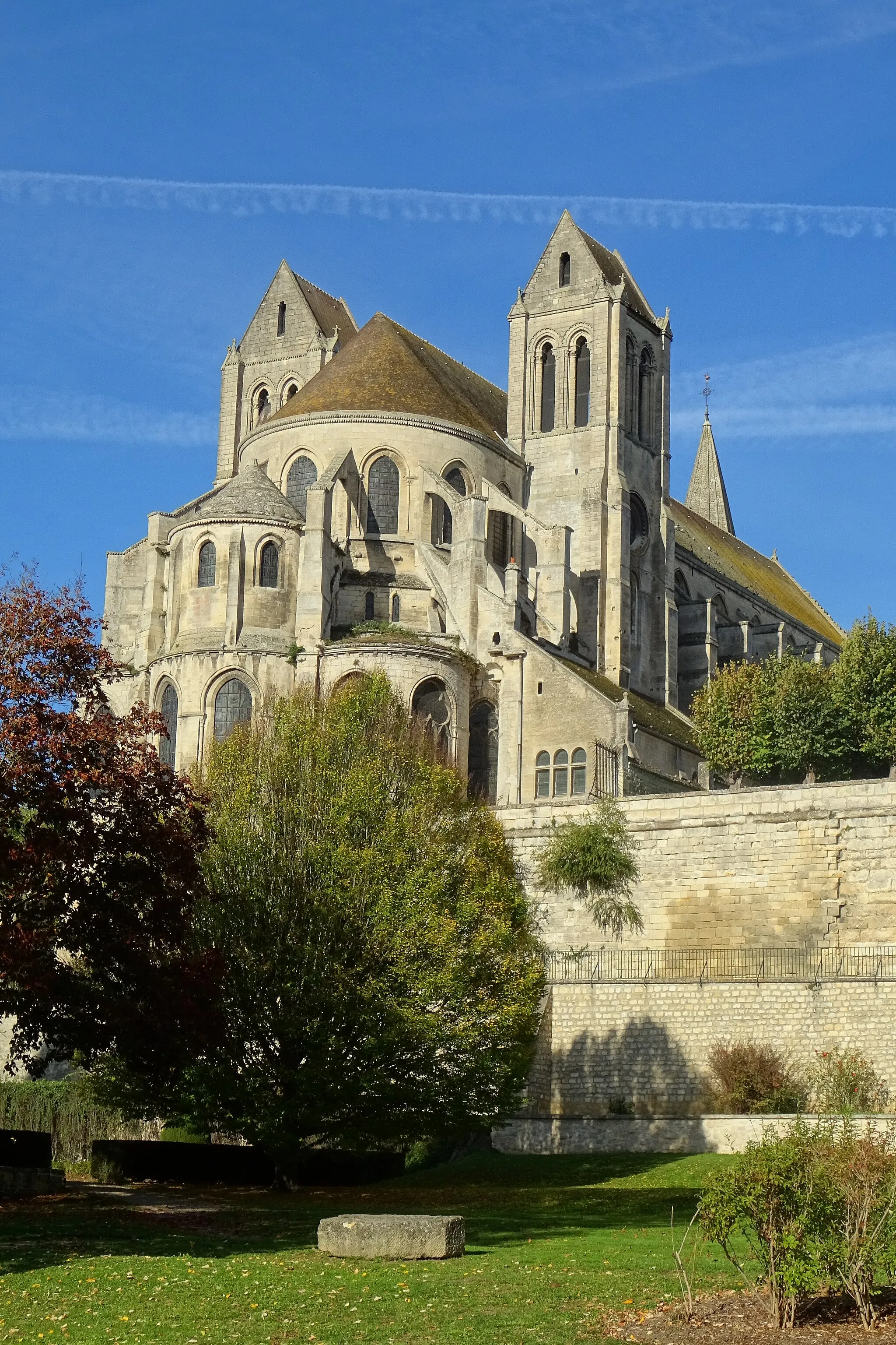 Photo showing: Vue depuis le nord-est depuis le parc du château de la Guesdière (mairie et musée).