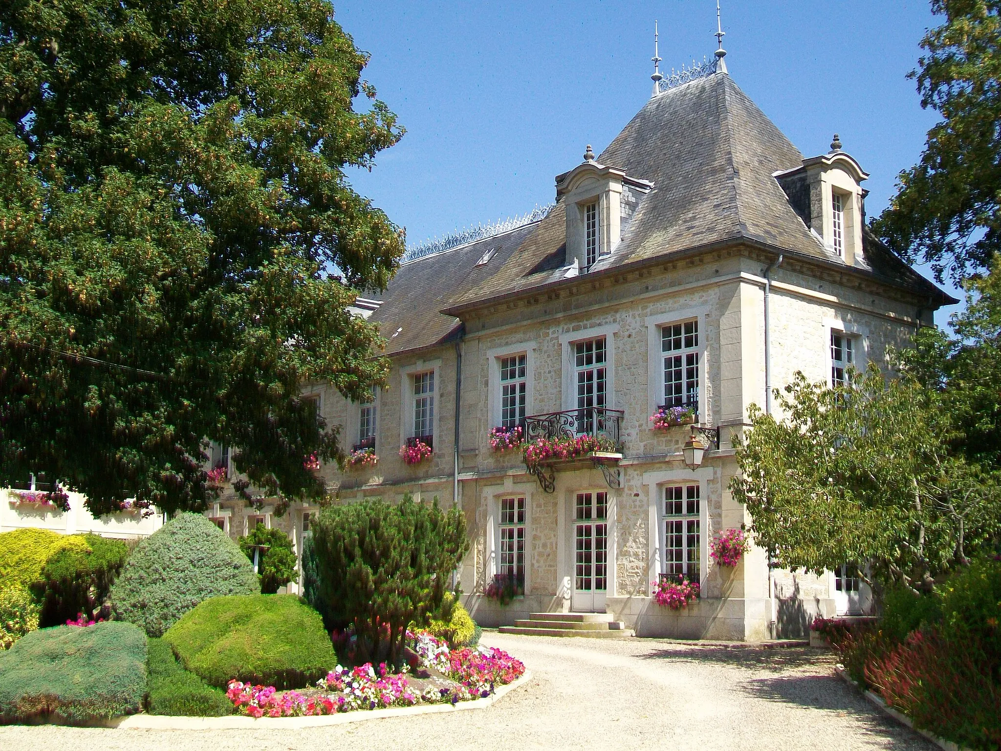 Photo showing: Le château des Érables, propriété de la commune, rue des Tournelles.