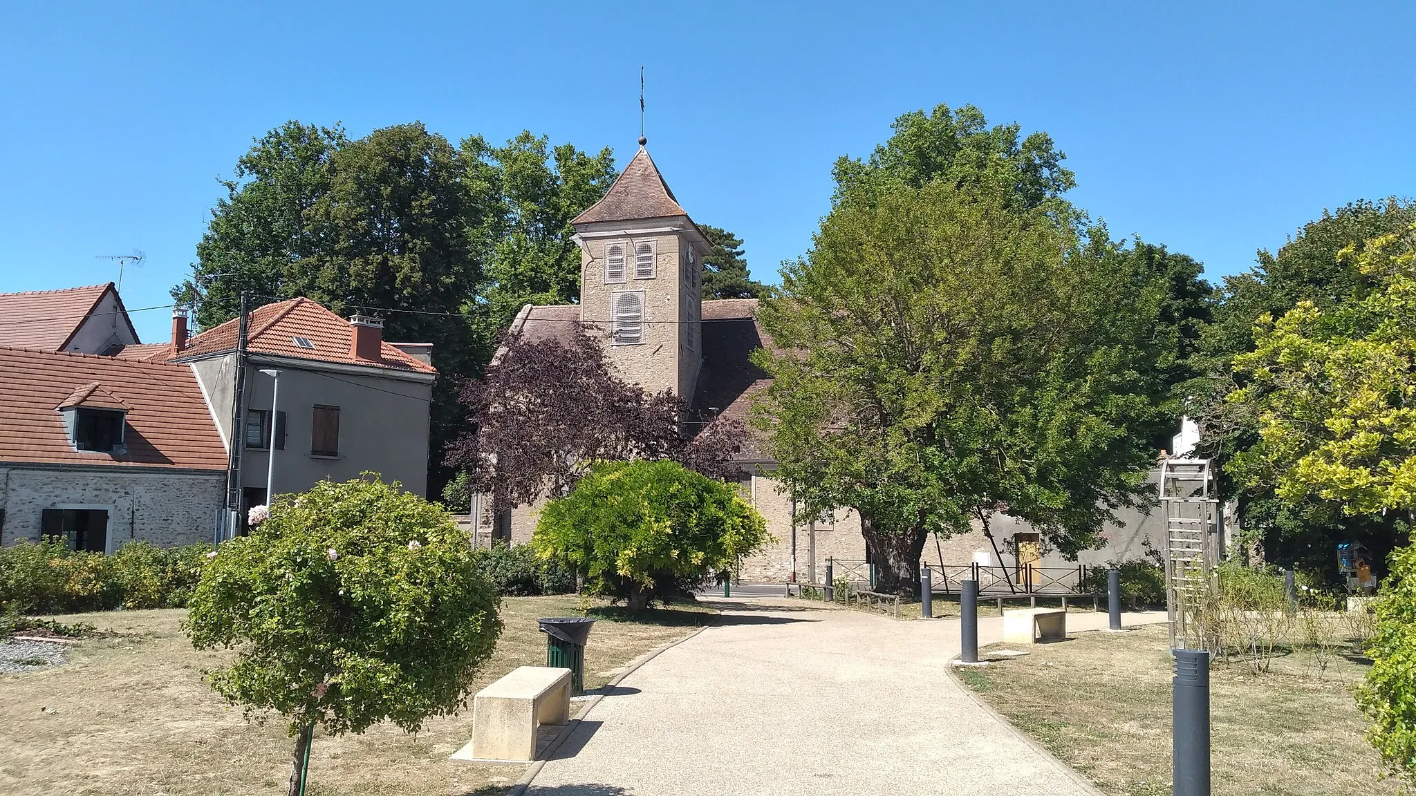 Photo showing: Mûrier quadricentenaire et église Saint-Thibault de Mandres-les-Roses