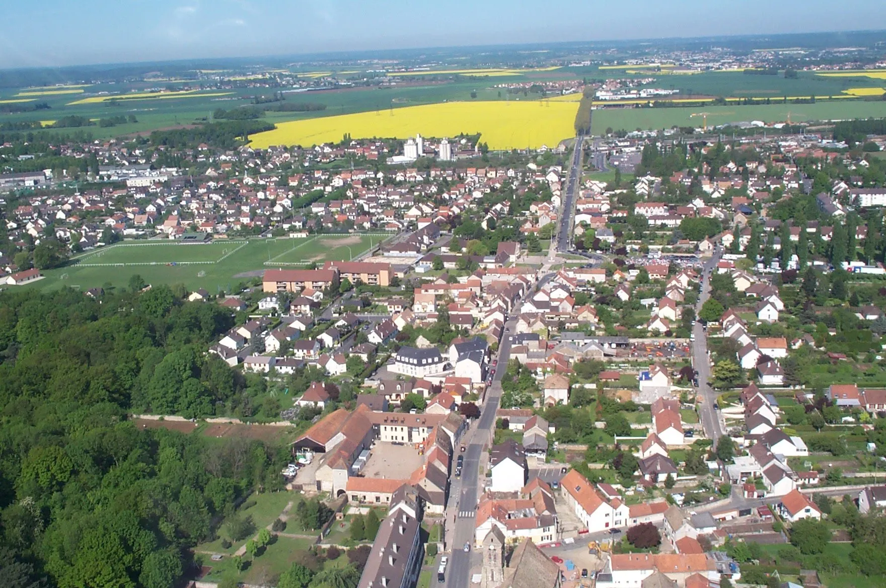 Photo showing: Vue aérienne de Marolles-en-Hurepoix - Essonne (France) au printemps 2004.