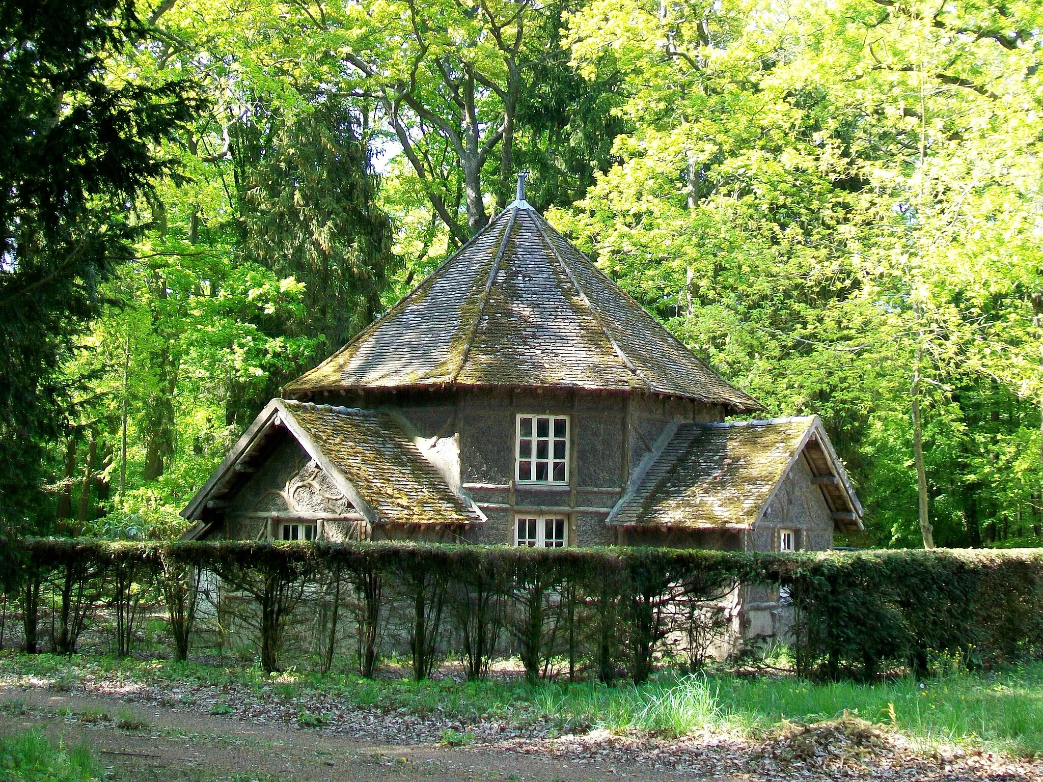 Photo showing: Le pavillon de thé au parc du château de la Borne Blanche, avec imitation de colombages rustiques en béton.