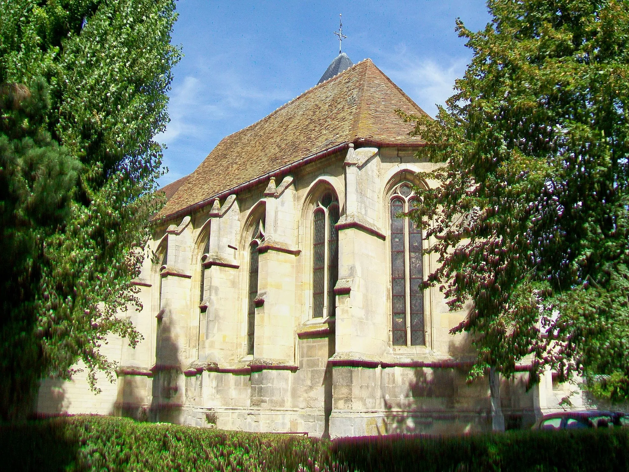 Photo showing: La façade sud-ouest. La partie de l'église visible sur la photo représente la totalité de l'édifice classé, la nef de la seconde moitié des années 1960, le clocher et le bas-côté nord n'étant pas inclus.