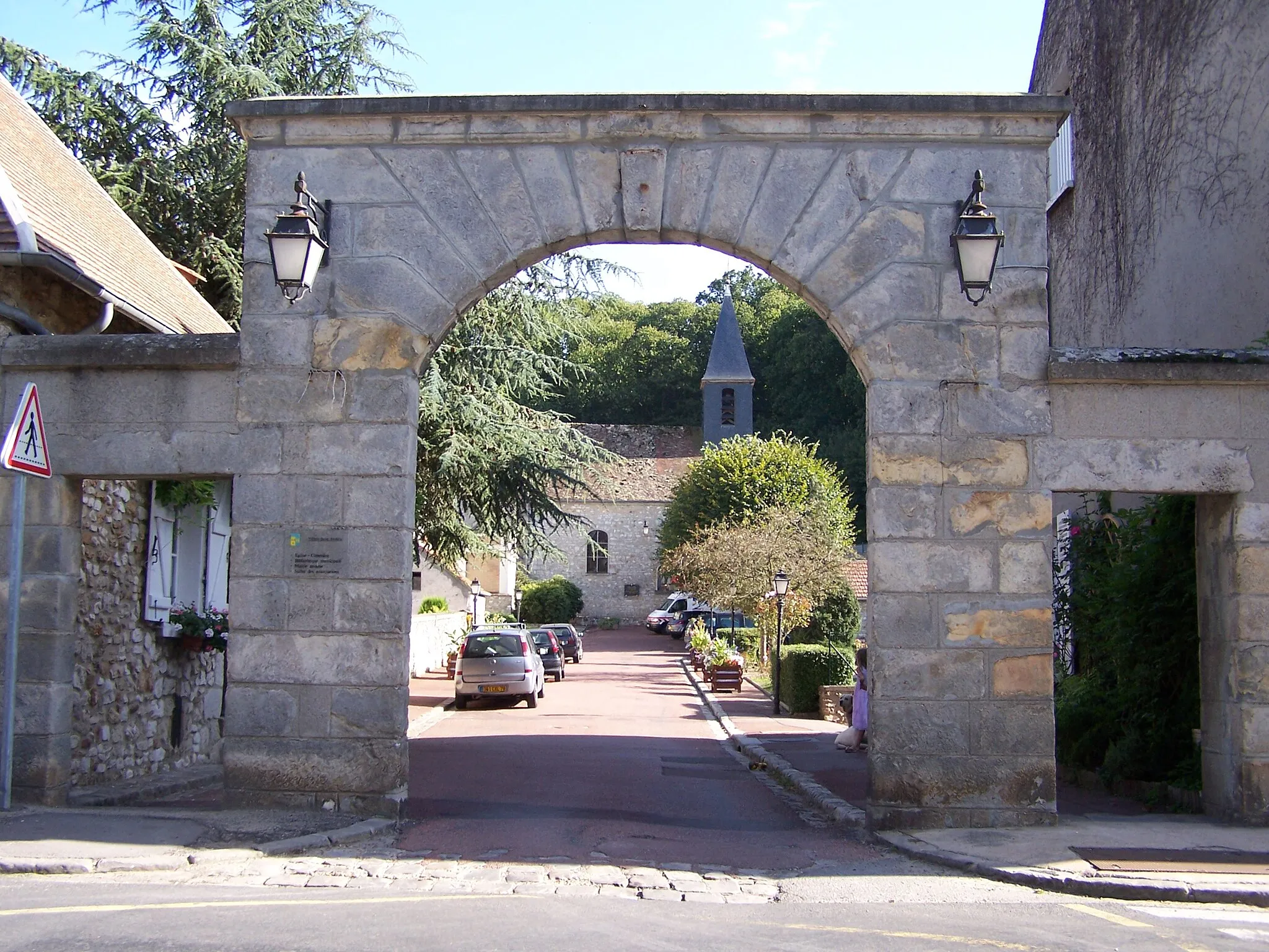 Photo showing: Cour de la Ferme à Villiers-Saint-Frédéric (Yvelines, France)