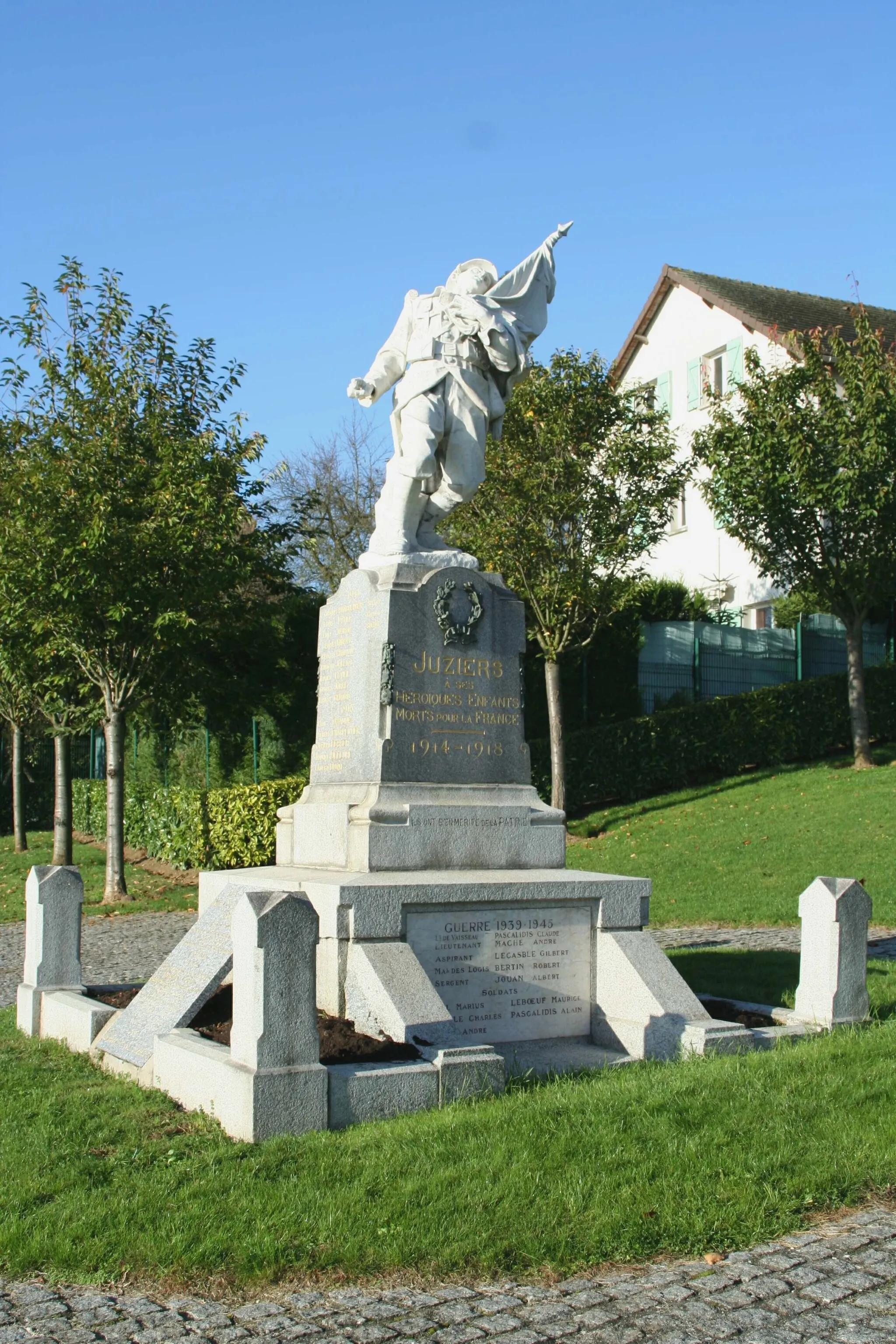 Photo showing: Monument aux morts de Juziers - Yvelines (France)