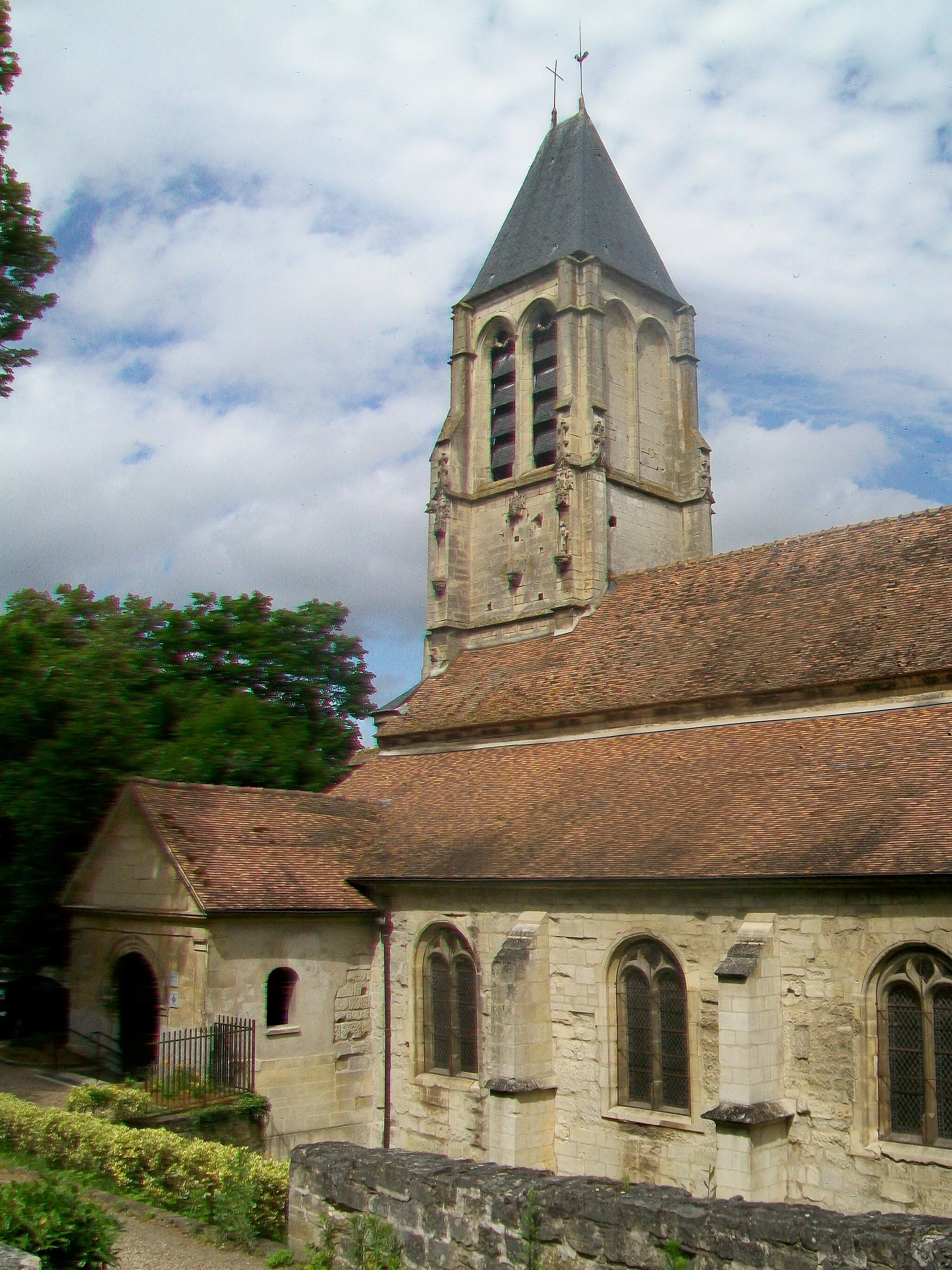 Photo showing: L'église Saint-Denis, façade sud-ouest, rue de l'Isle-Adam. La façade opposée est accolée au château de Méry-sur-Oise, et les deux autres façades donnent également sur le domaine du château.