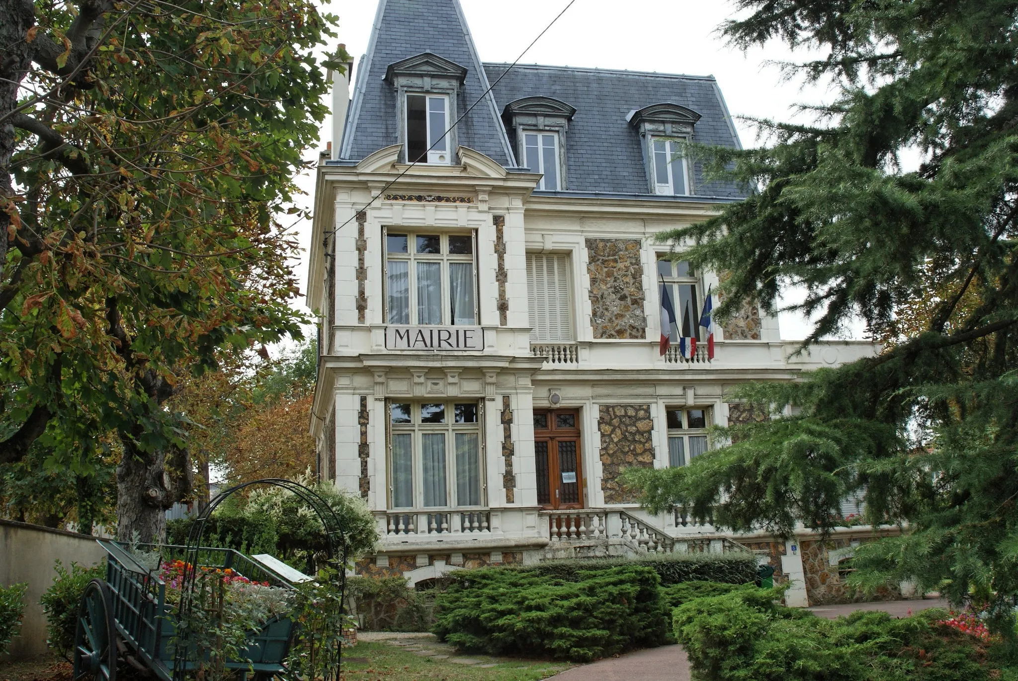 Photo showing: Mairie d'Ablon-sur-Seine, Val de Marne, France - Town hall of Ablon-sur-Seine, Val-de-Marne, France.
