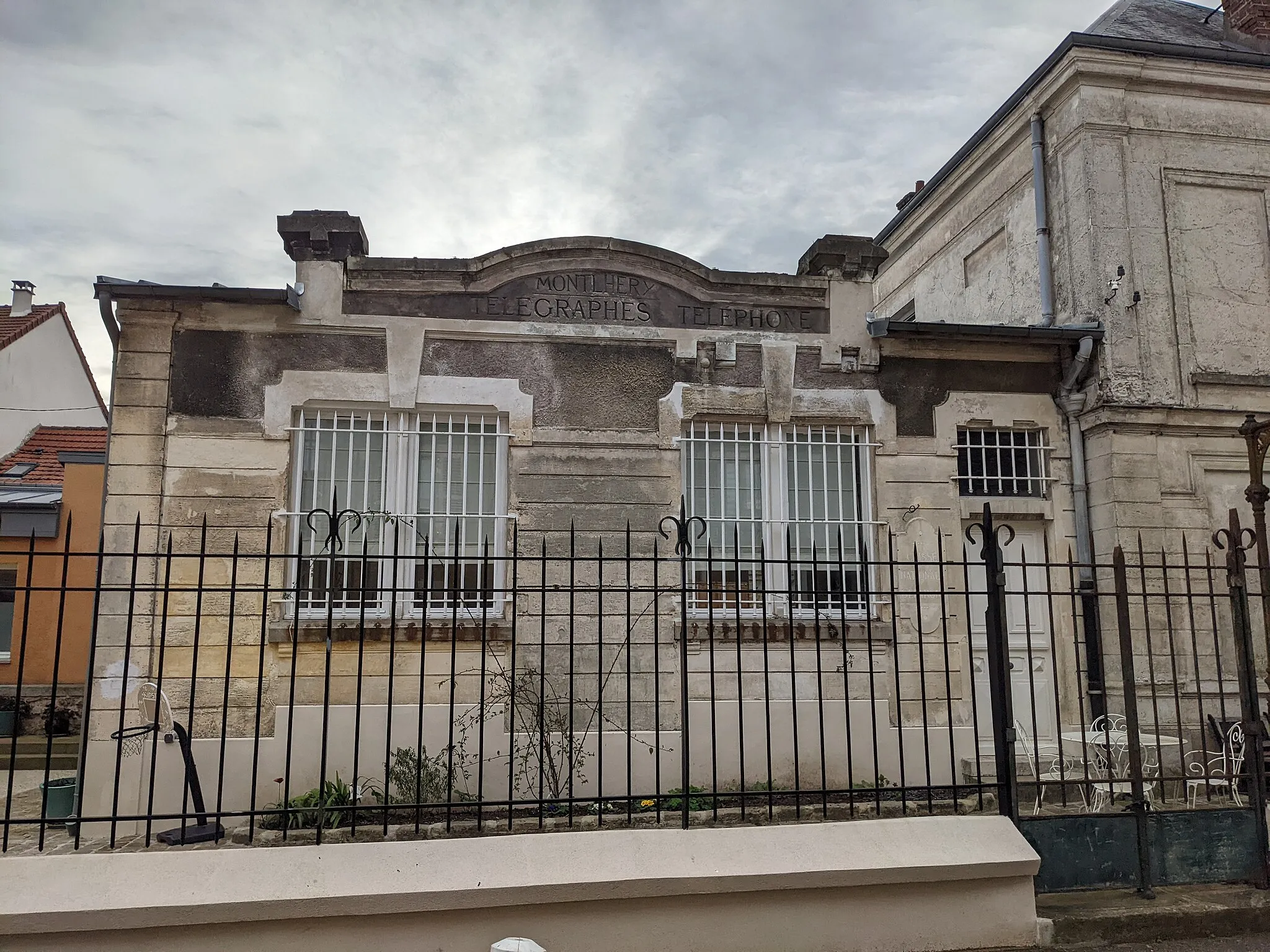 Photo showing: Anciens "Bureaux Télégraphes Téléphone" et "Caisse nationale d'épargne" de Montlhéry ([1]) situés au 1, Place de la Souche, en mars 2022.