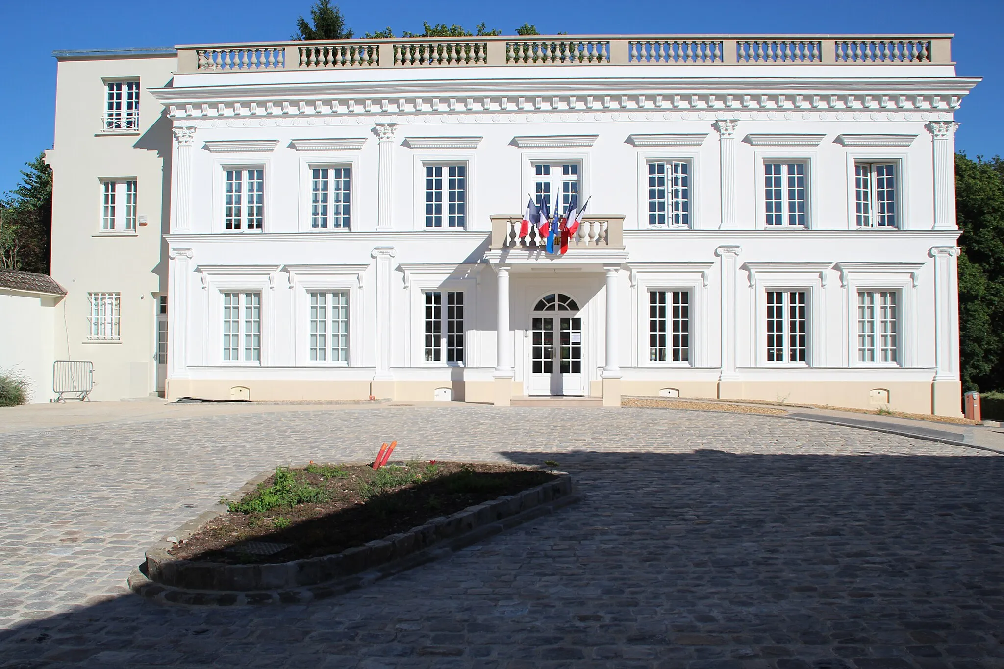 Photo showing: The town hall of Saint Rémy lès Chevreuse, France.