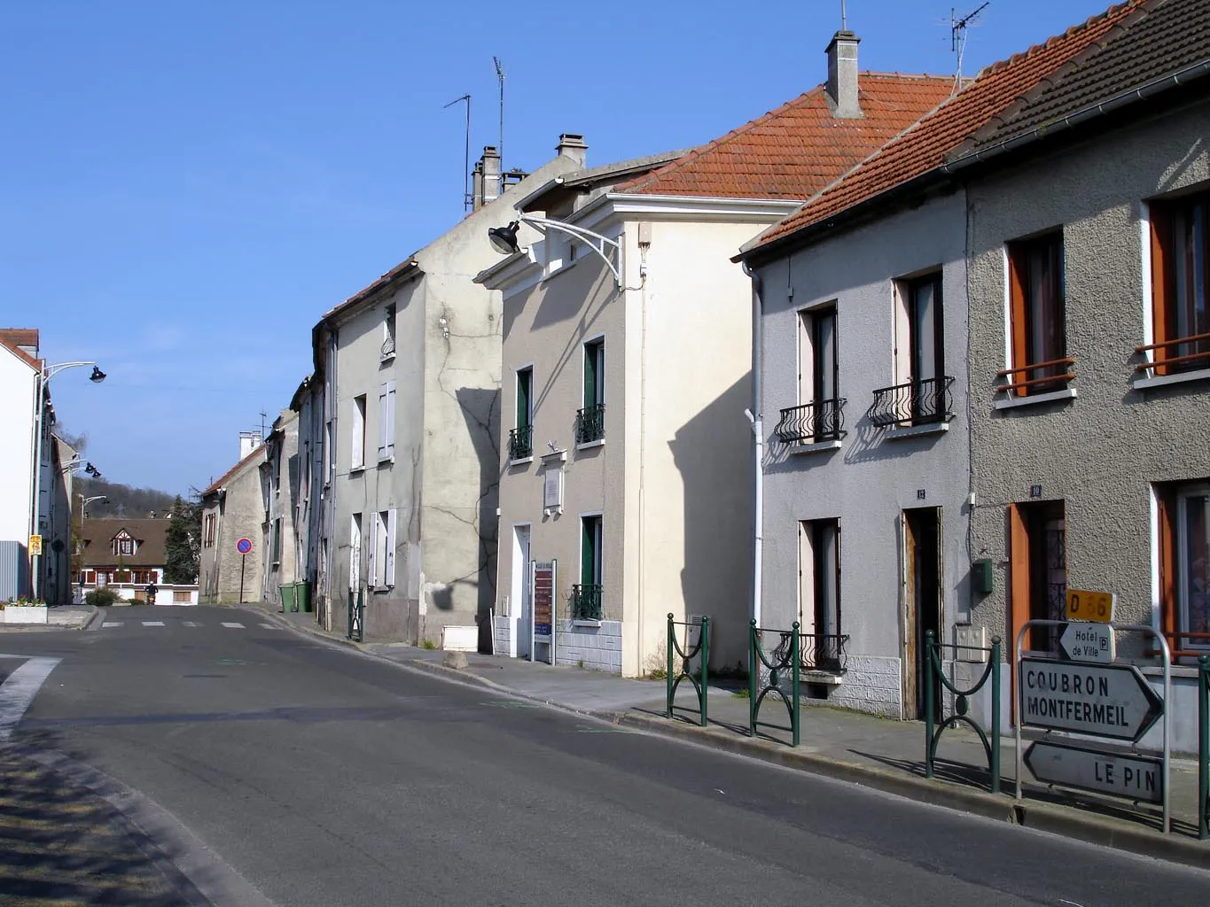 Photo showing: Rue du Général-Leclerc à Courtry (Seine-et-Marne), France