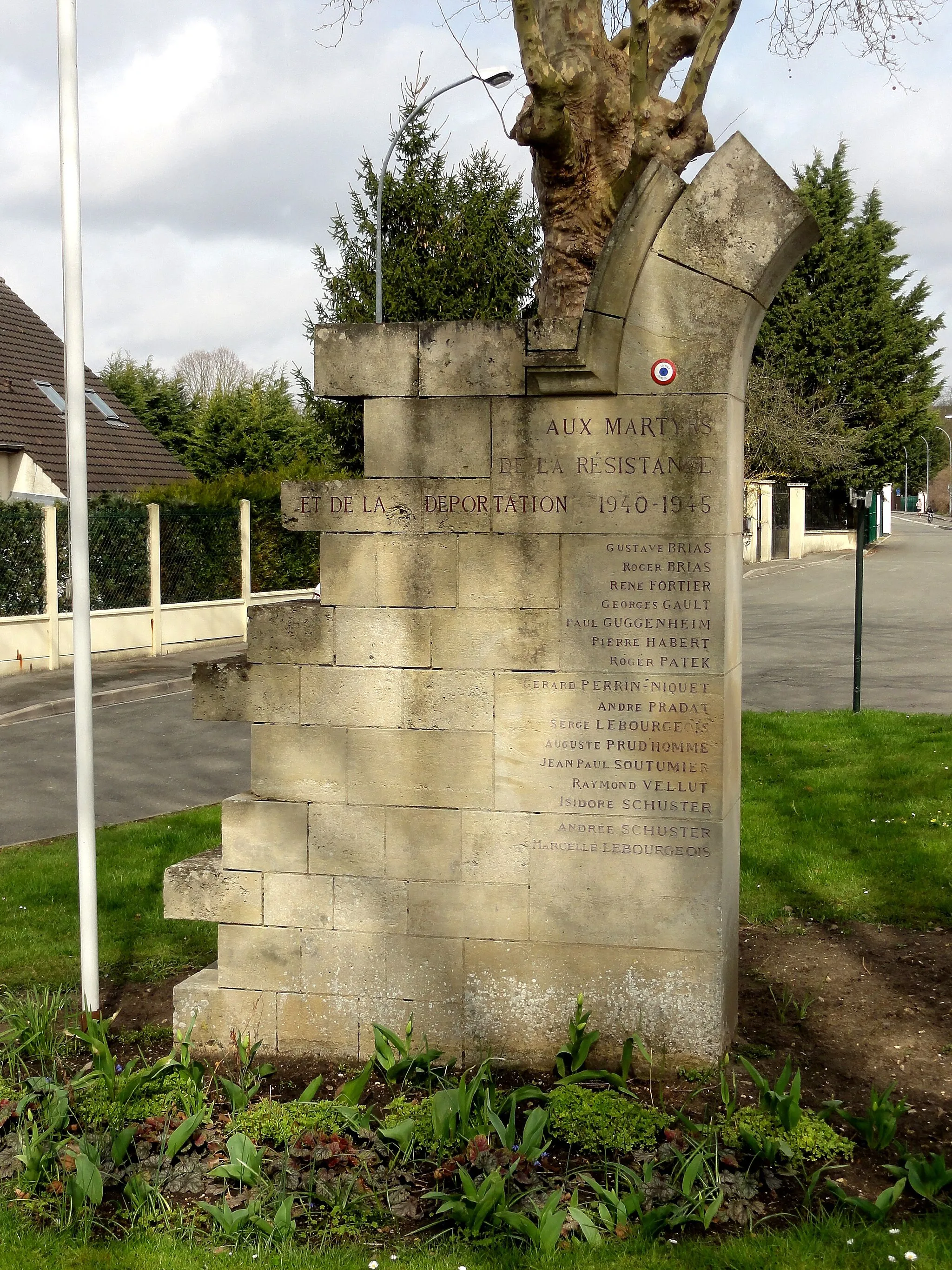 Photo showing: Monument aux martyrs de la Résistance et de la Déportation, devant le cimetière.