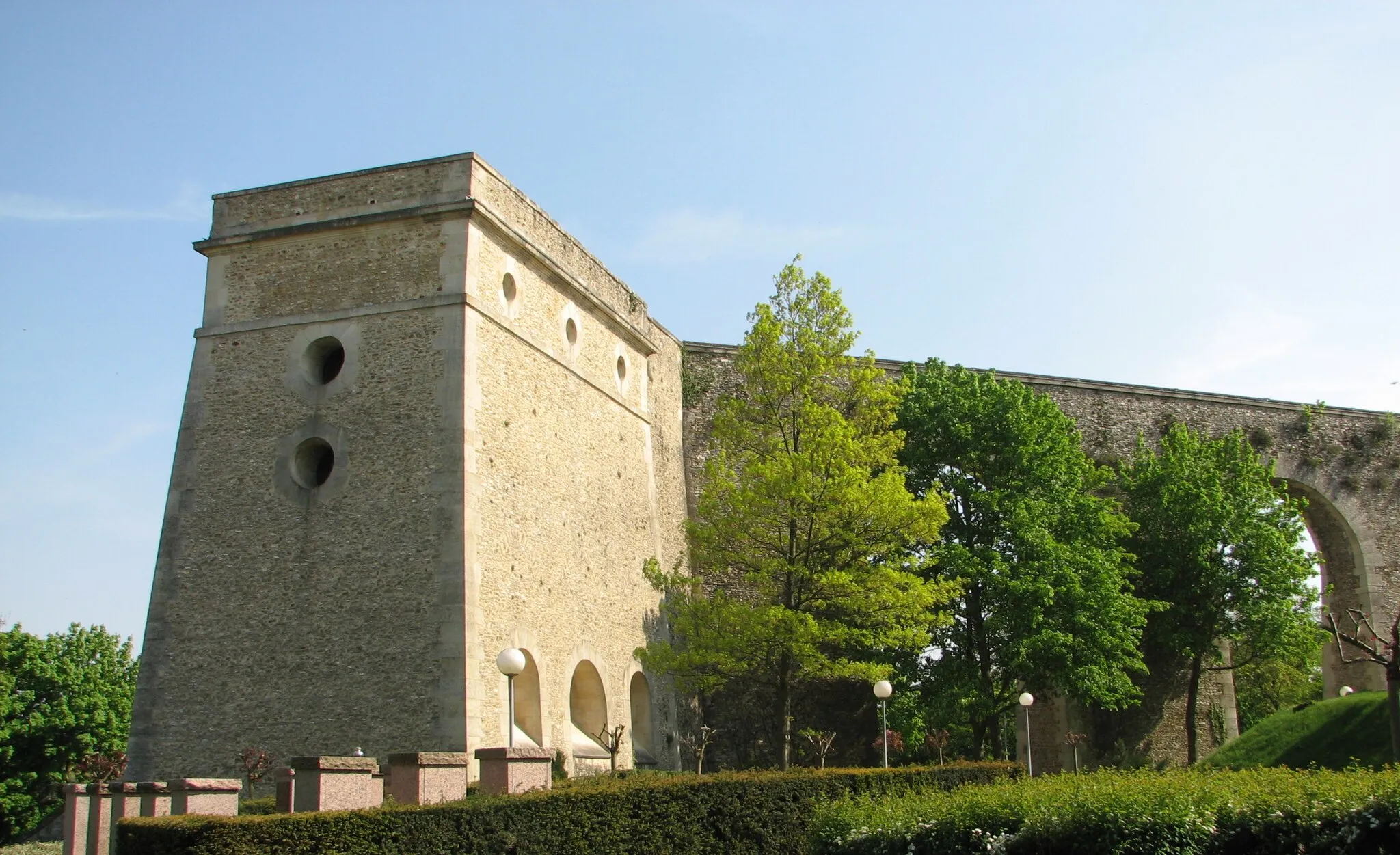 Photo showing: Aqueduct of Louveciennes, tour du Levant (Levant tower)