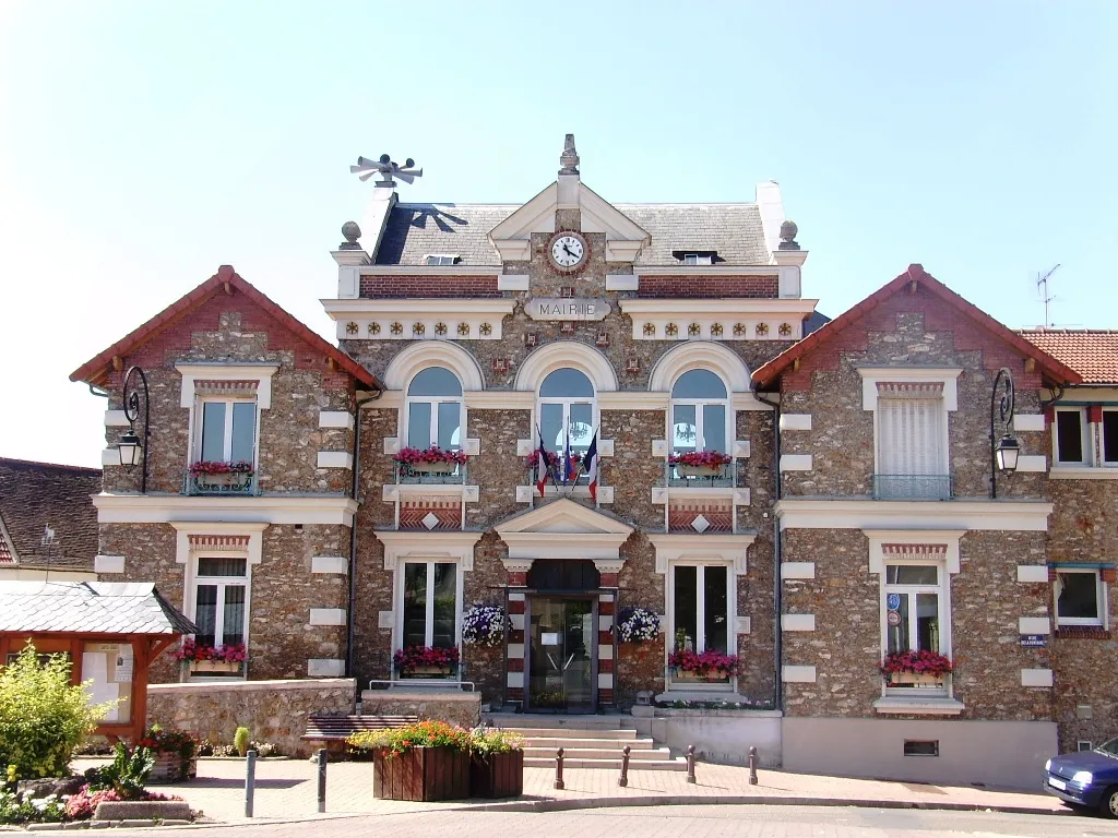 Photo showing: Champlan TownHall