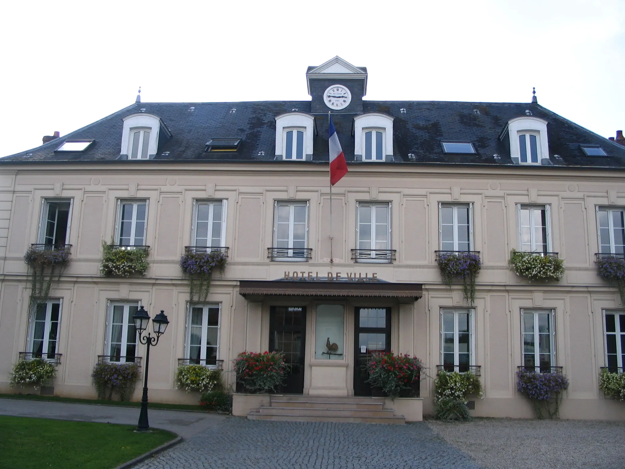 Photo showing: The town hall of Gretz-Armainvilliers, Seine-et-Marne, France.
