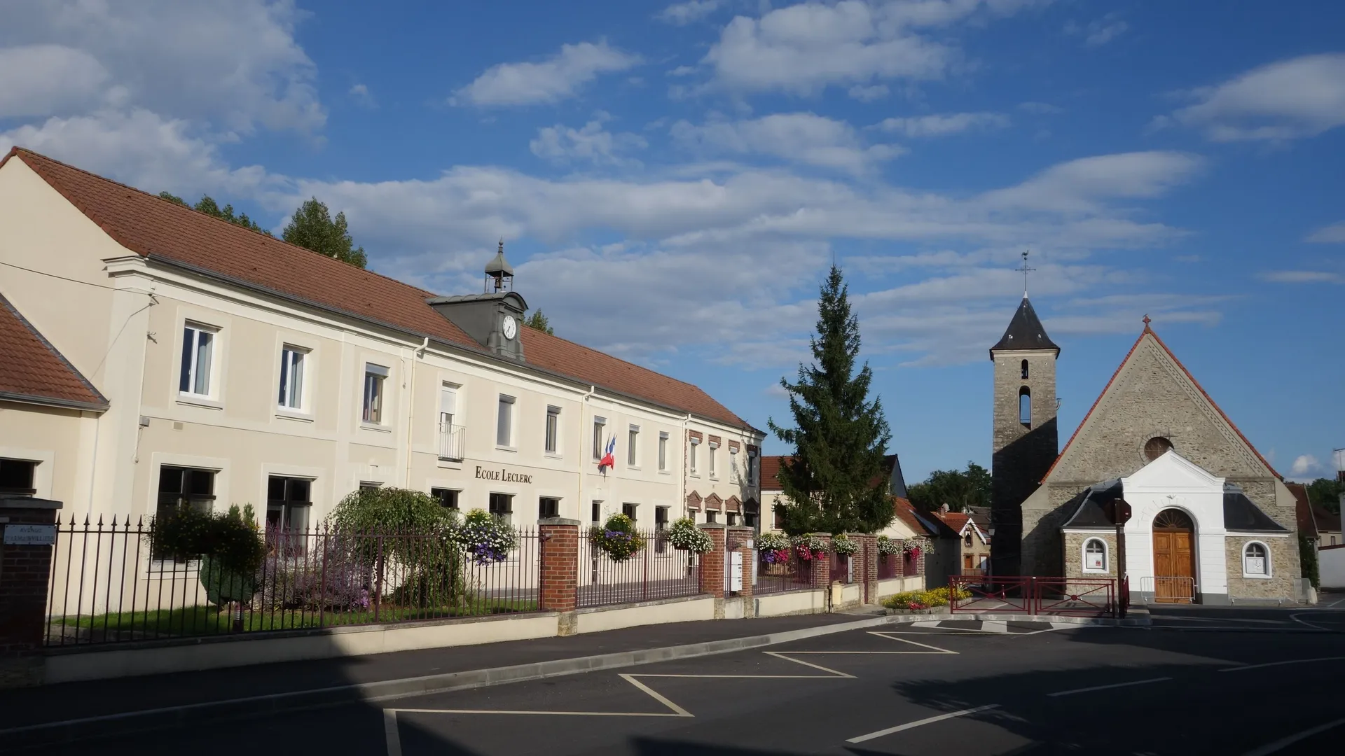 Photo showing: École Leclerc et église Saint-Jean-Baptiste, Gretz-Armainvilliers