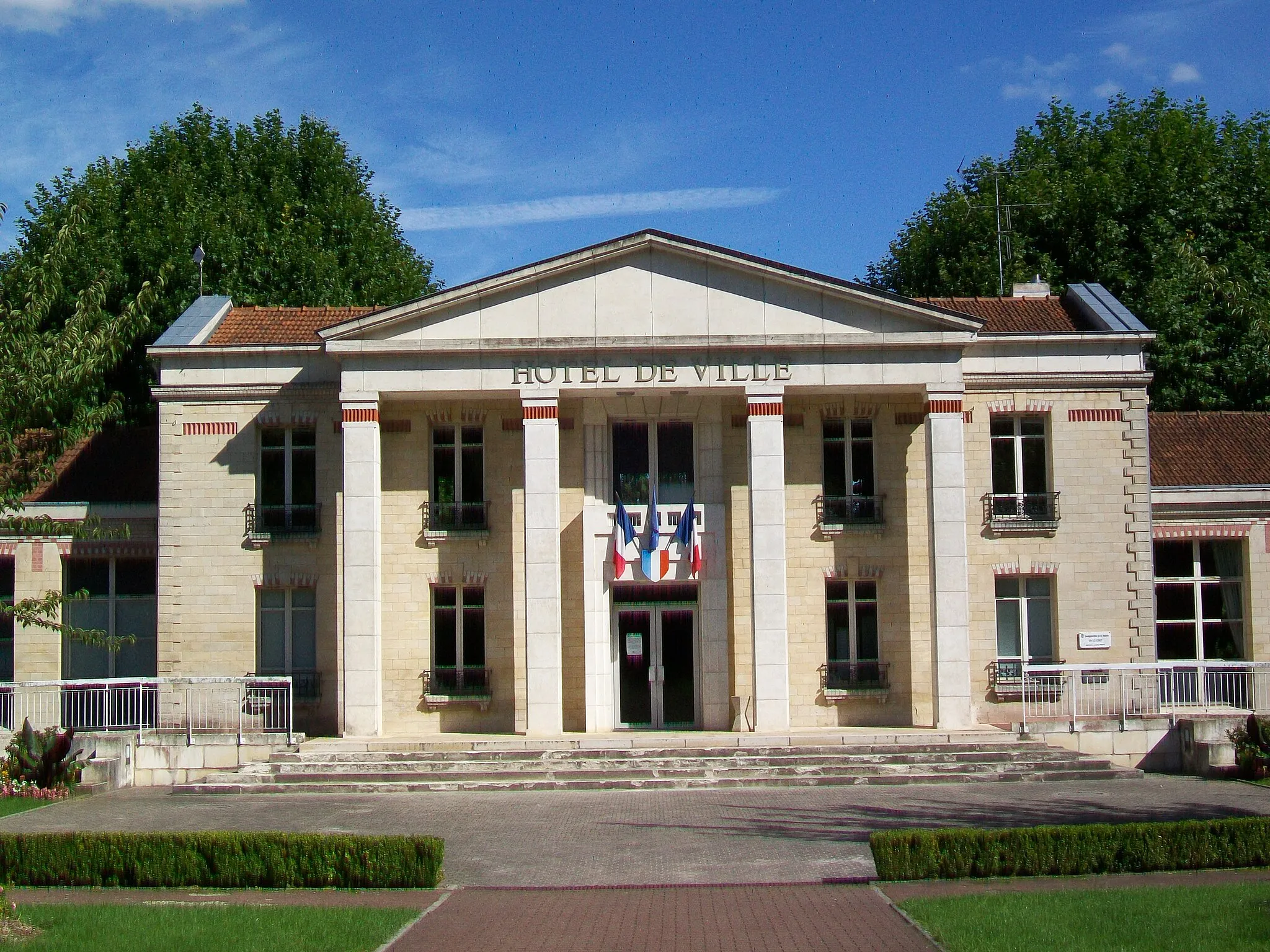 Photo showing: La mairie, établie depuis 1986 dans le premier groupe scolaire de 1910, qui a reçu à l'occasion un péristyle avec fronton et quatre colonnes.