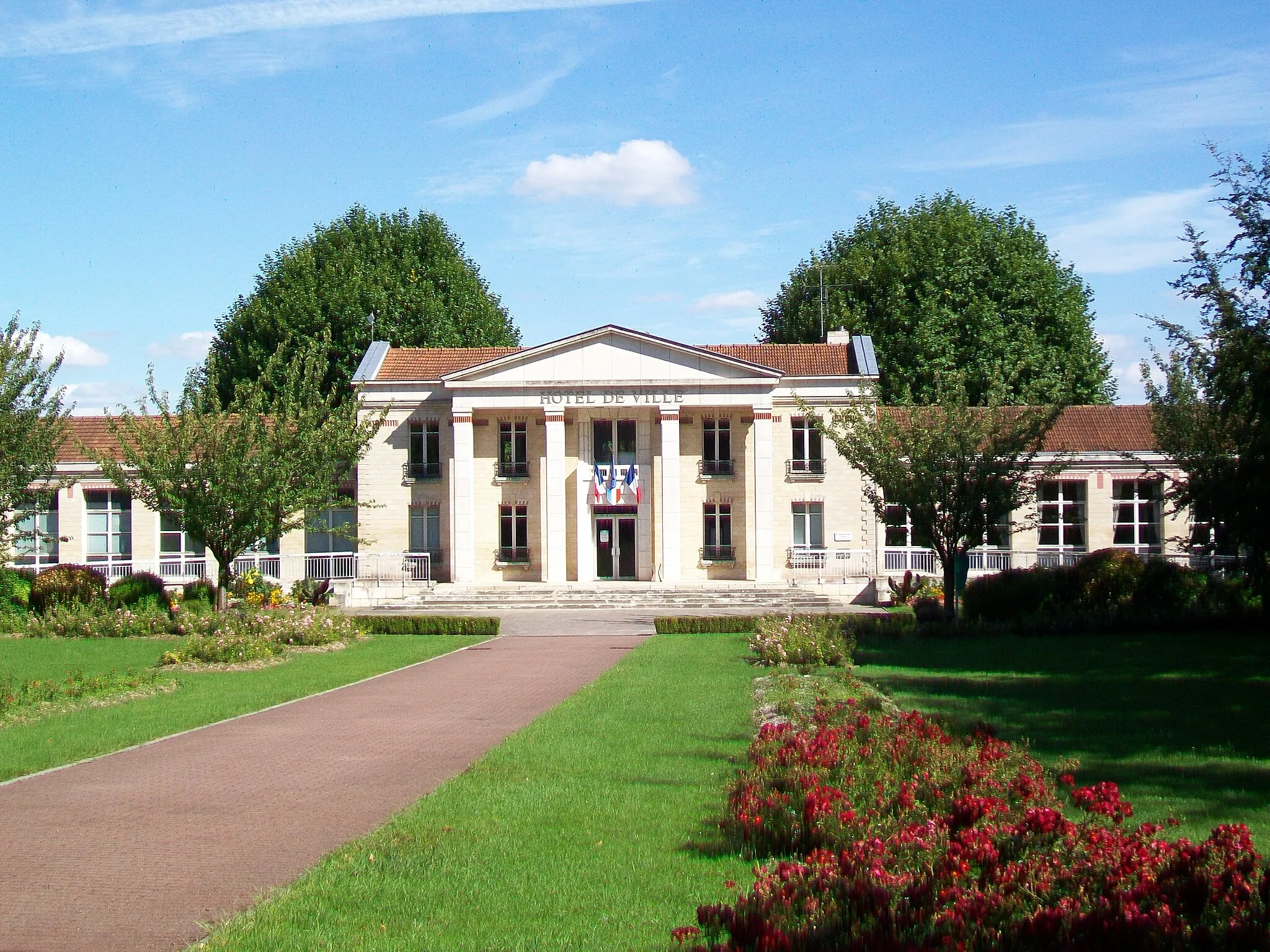 Photo showing: La mairie, établie depuis 1986 dans le premier groupe scolaire de 1910, qui a reçu à l'occasion un péristyle avec fronton et quatre colonnes.