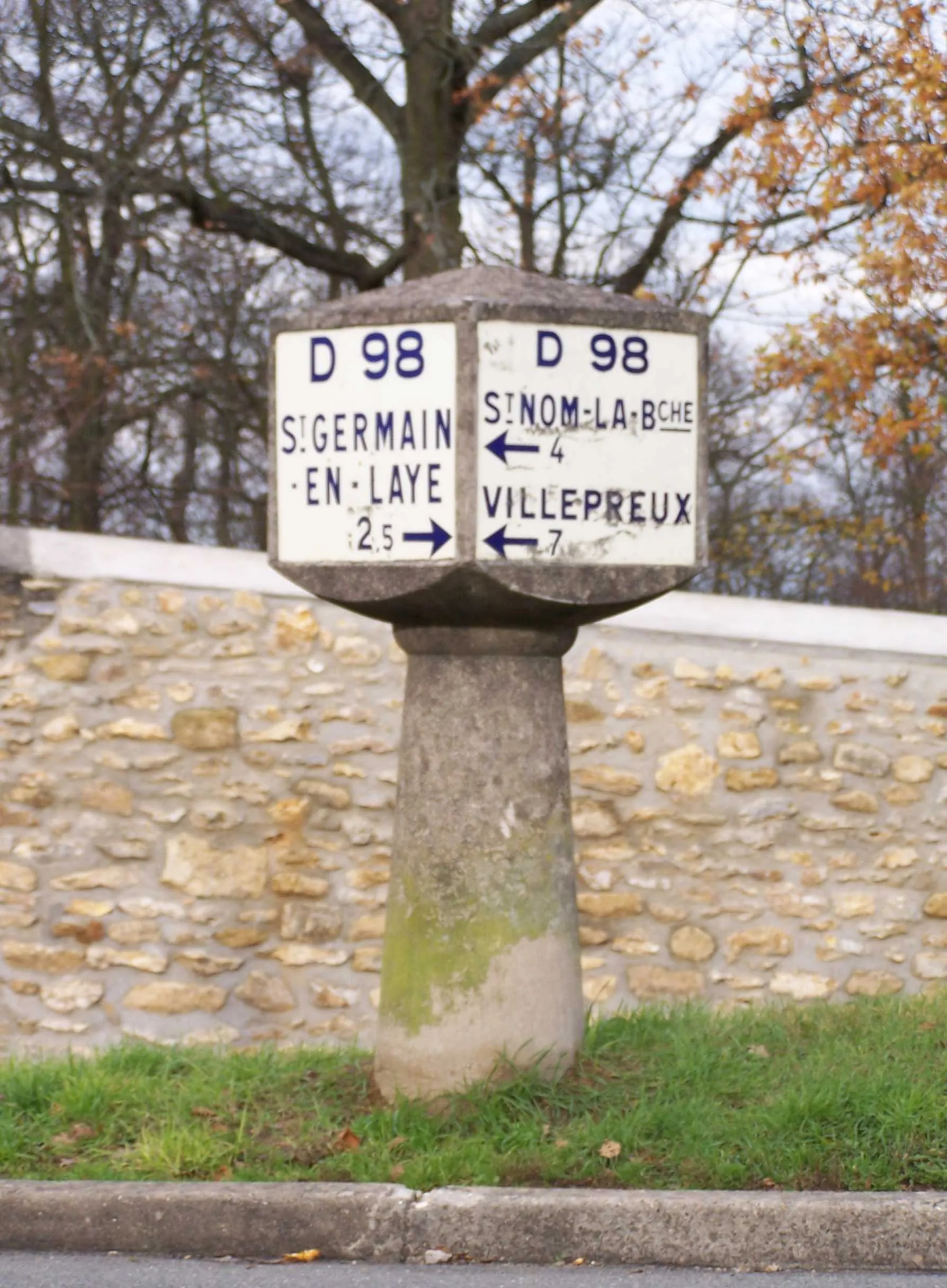 Photo showing: Ancienne borne de la départementale 98 Fourqueux (Yvelines, France)