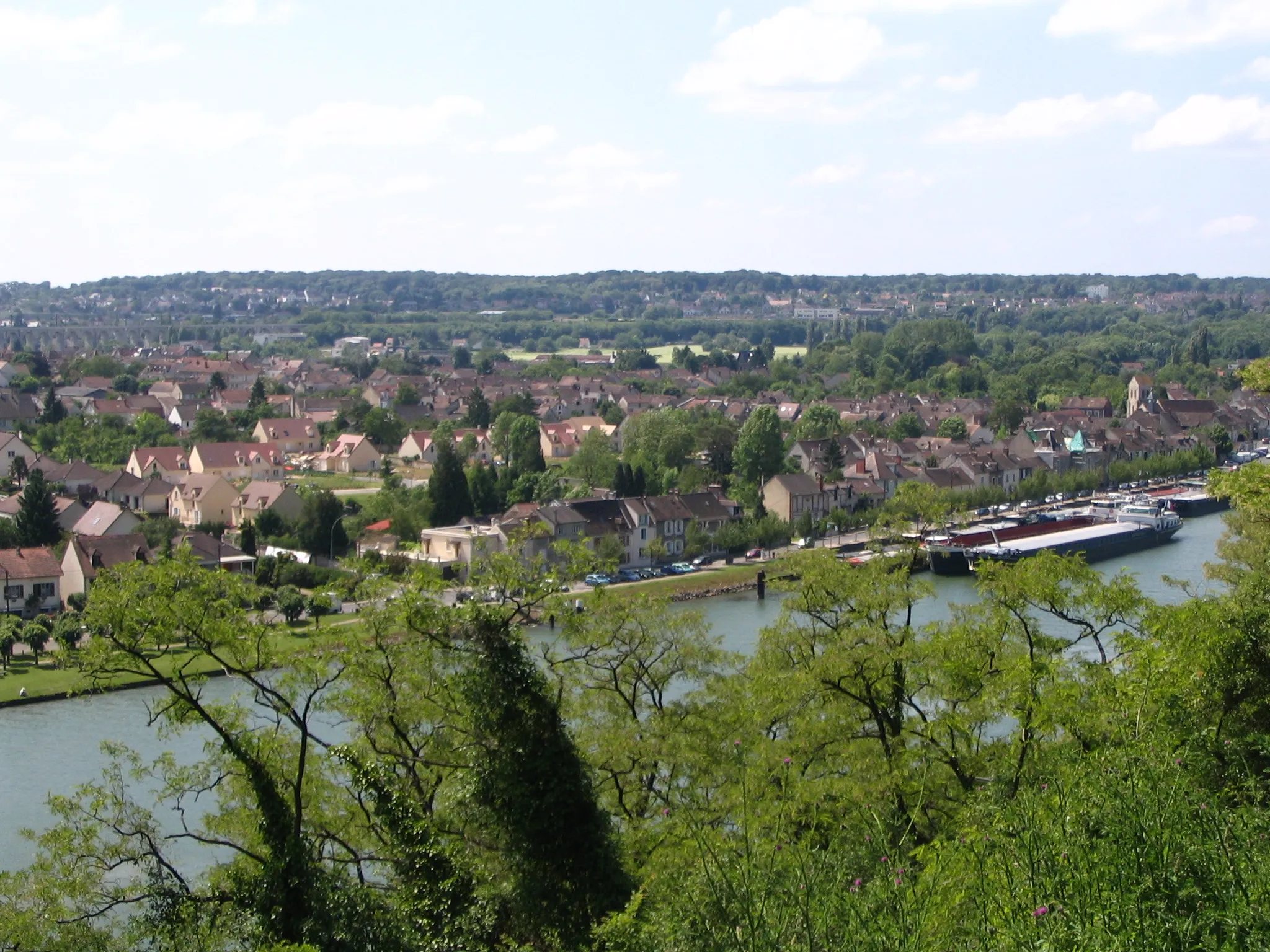 Photo showing: Saint-Mammès seen from a path near Vernou-la-Celle-sur-Seine, Seine-et-Marne, France.
