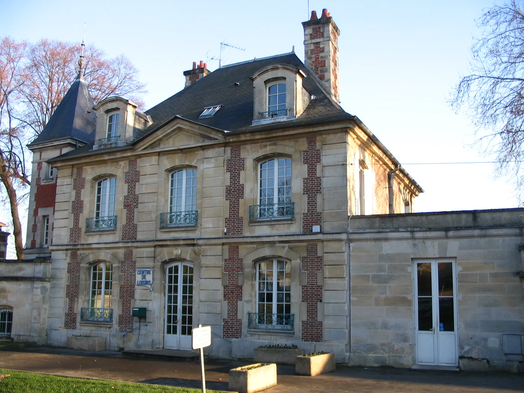 Photo showing: The old building hosting the Centre de Loisirs of Chambly, Oise, France.