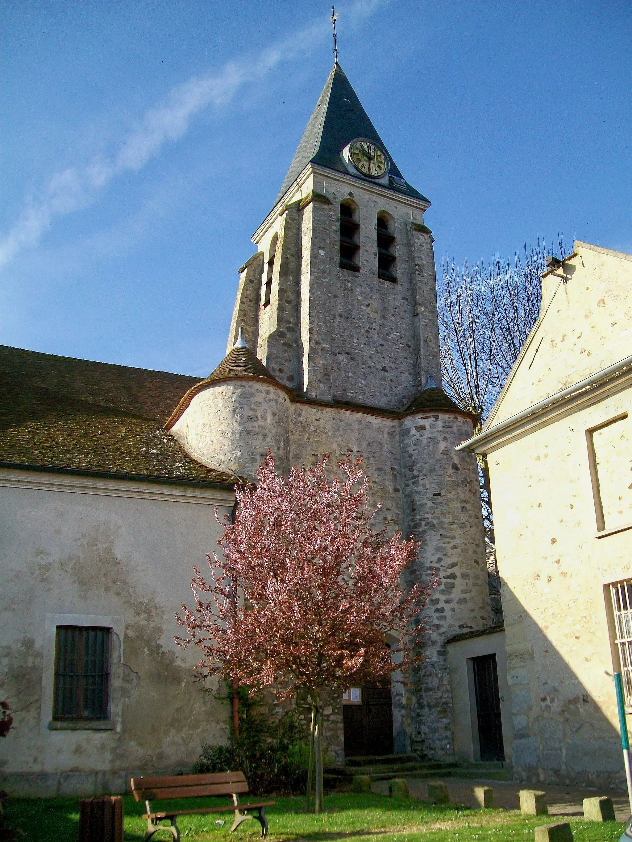 Photo showing: Clocher et portail de l'église Sainte-Geneviève, côté nord, à gauche de l'ancienne mairie.
