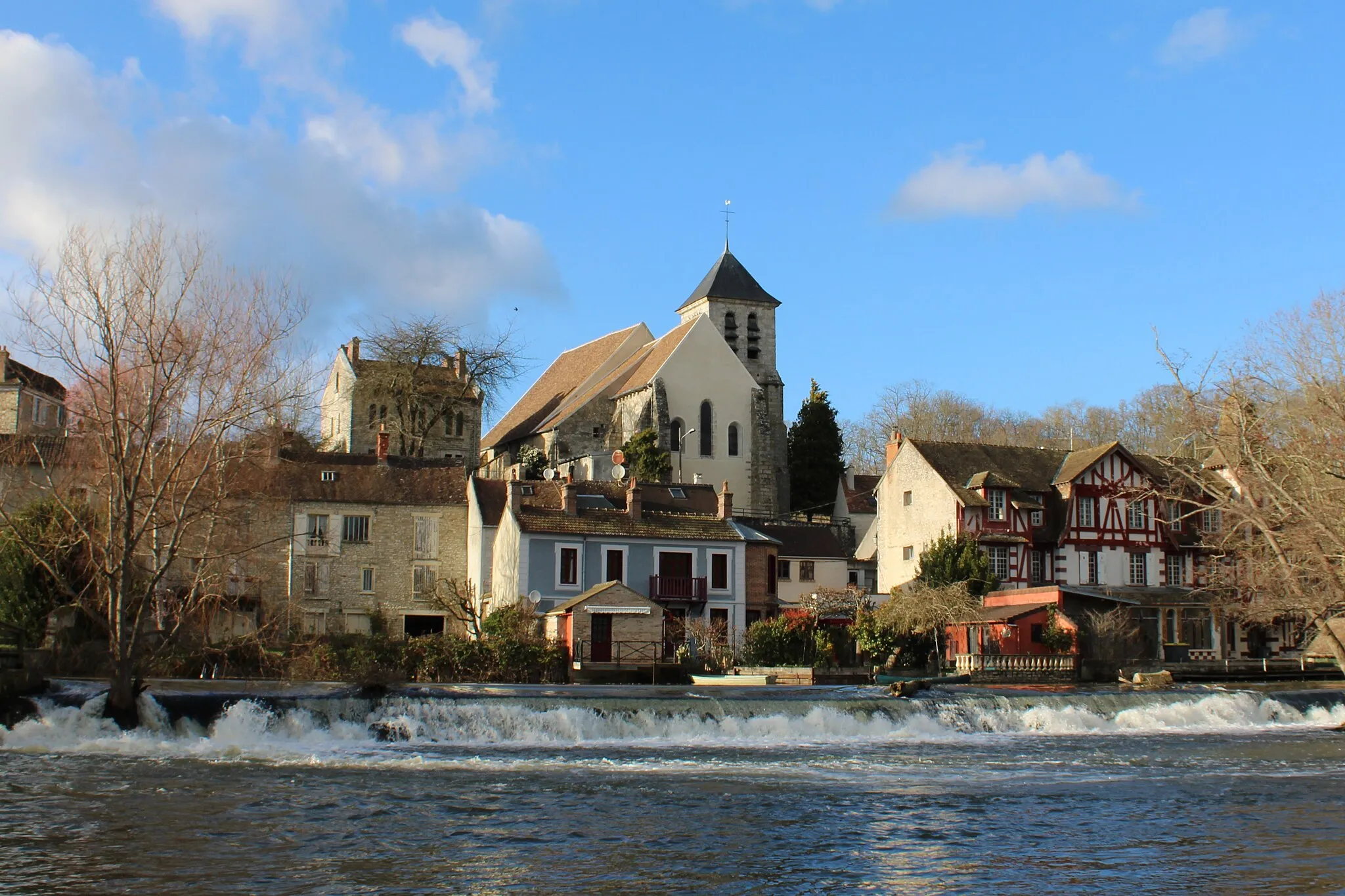 Photo showing: Vue de Montigny-sur-Loing et de son église depuis la Genevraye sur la rive droite du Loing par temps clair.