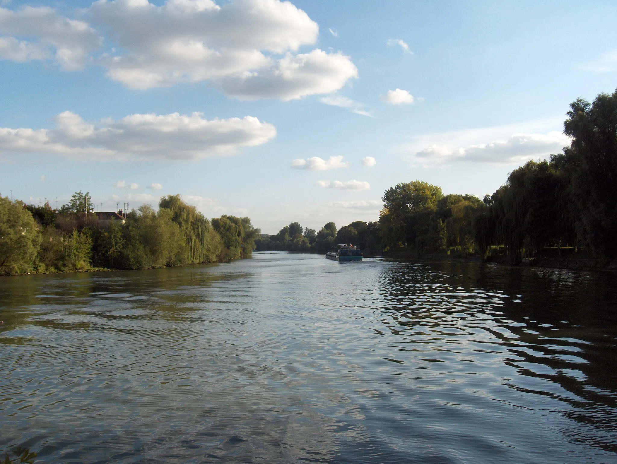 Photo showing: L'Oise, vue vers l'aval depuis la pointe sud de l'île du prieuré, à droite rives de Parmain, à gauche de L'Isle-Adam