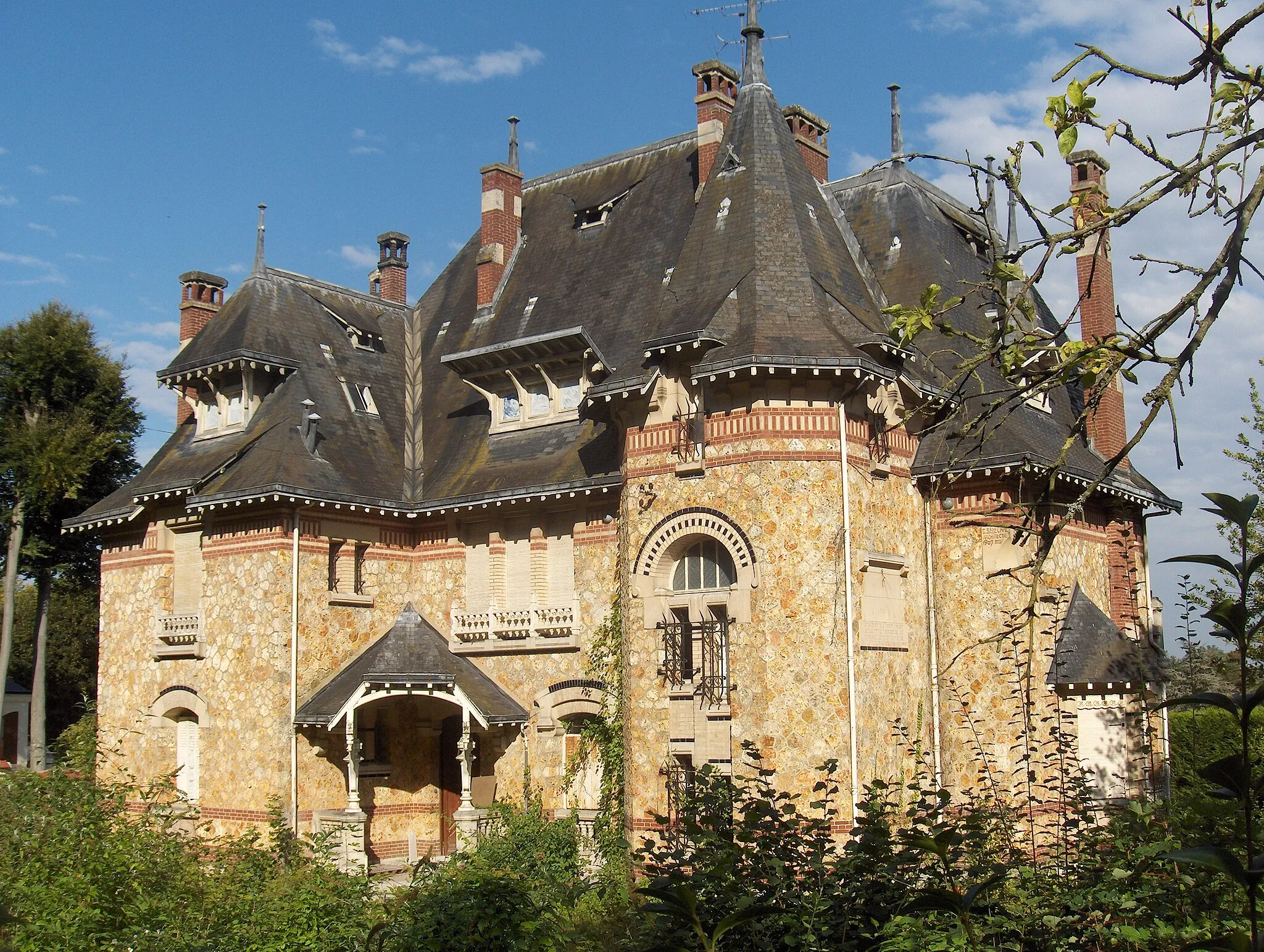 Photo showing: Demeure de 1907, dite la Sirène, en pierre meulière (Parmain, Val-d'Oise), vue de l'arrière