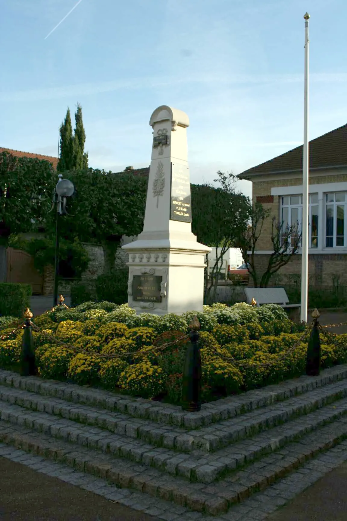 Photo showing: Monument aux morts de Porcheville - Yvelines (France)