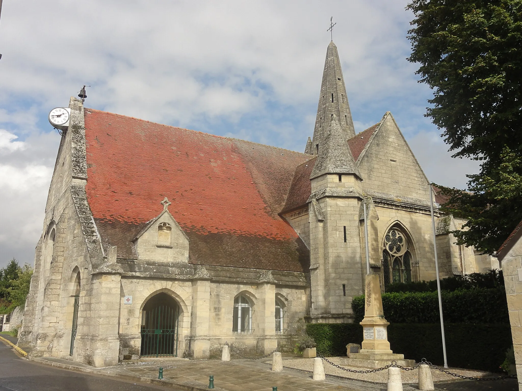 Photo showing: L'église Saint-Denis du XIIIe et XVIe siècle, rue de l'Église ; façade sud.