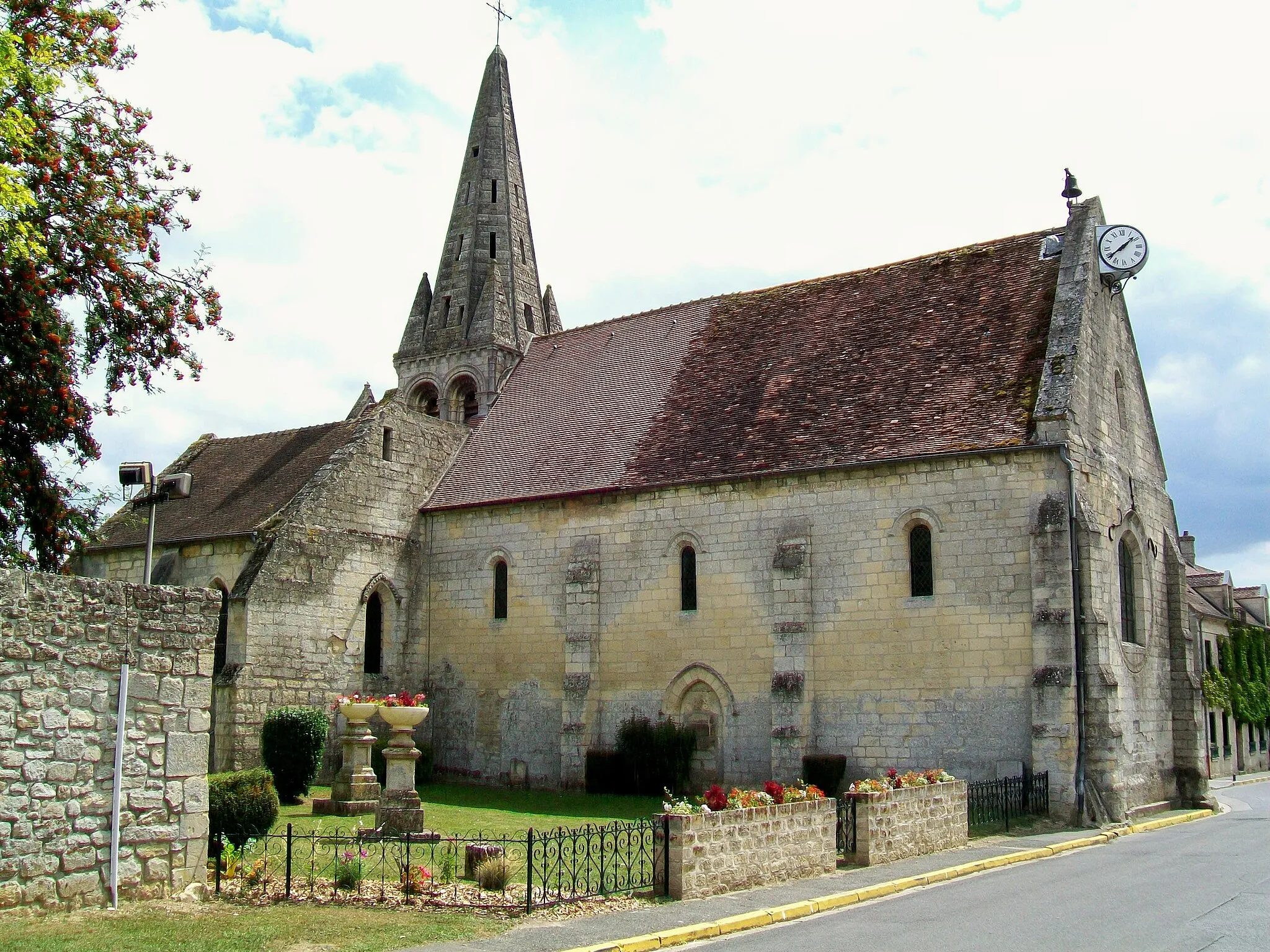 Photo showing: L'église Saint-Denis du XIIIe et XVIe siècle, rue de l'Église ; façade nord essentiellement romane.