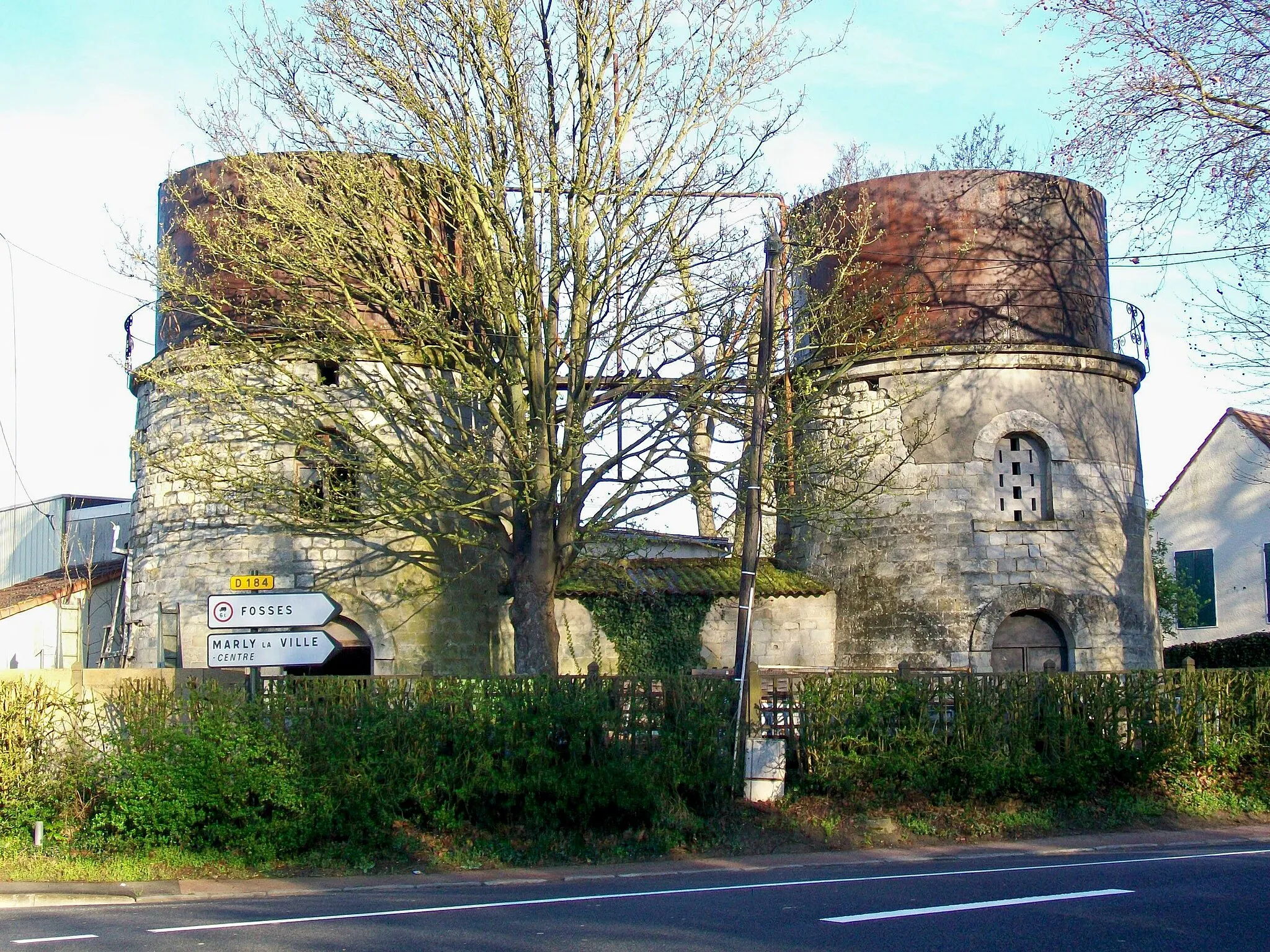 Photo showing: Les anciens châteaux d'eau à l'entrée du village en venant de Louvres.