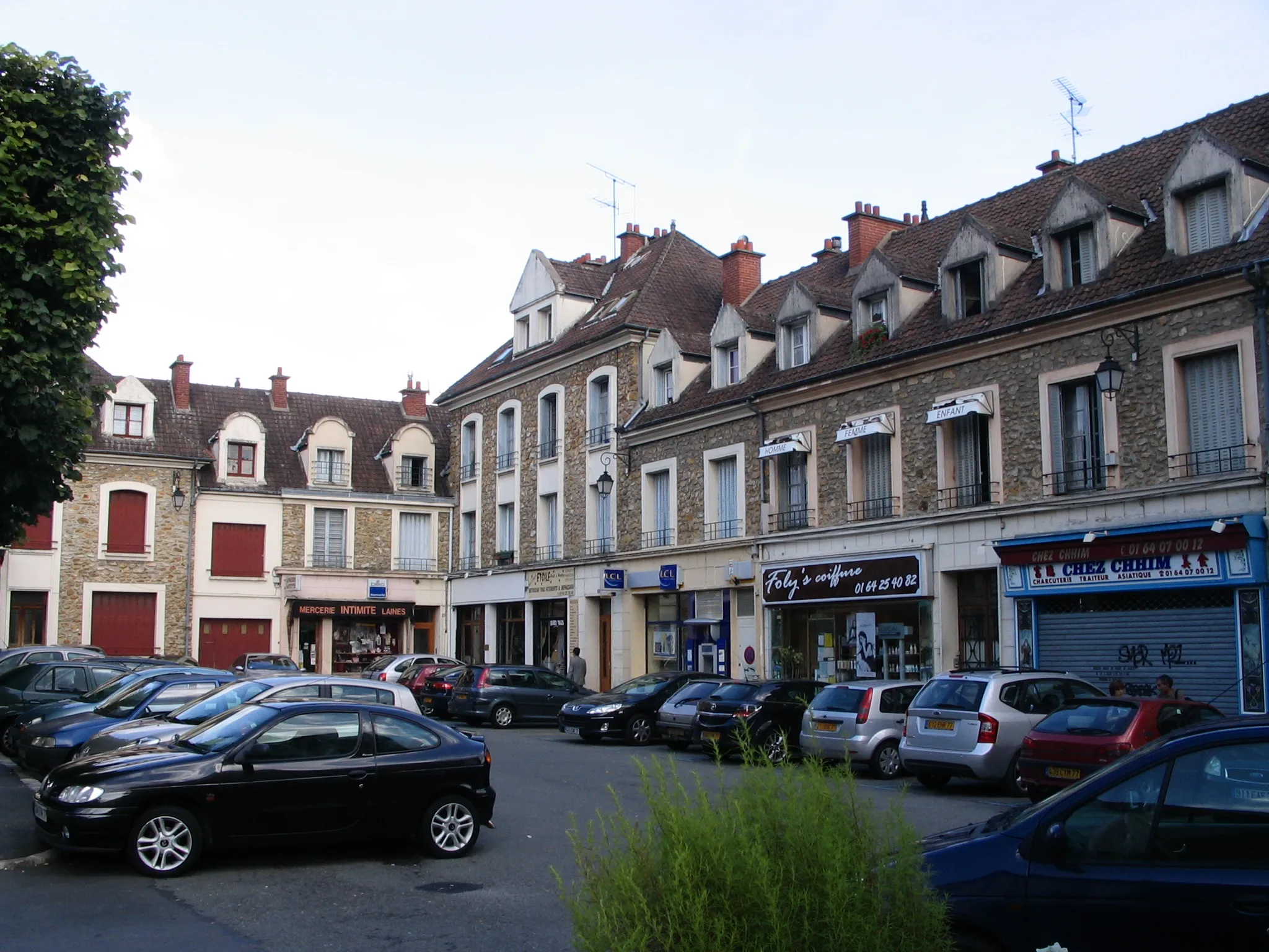 Photo showing: Paris Street, in central Tournan-en-Brie, Seine-et-Marne, France.