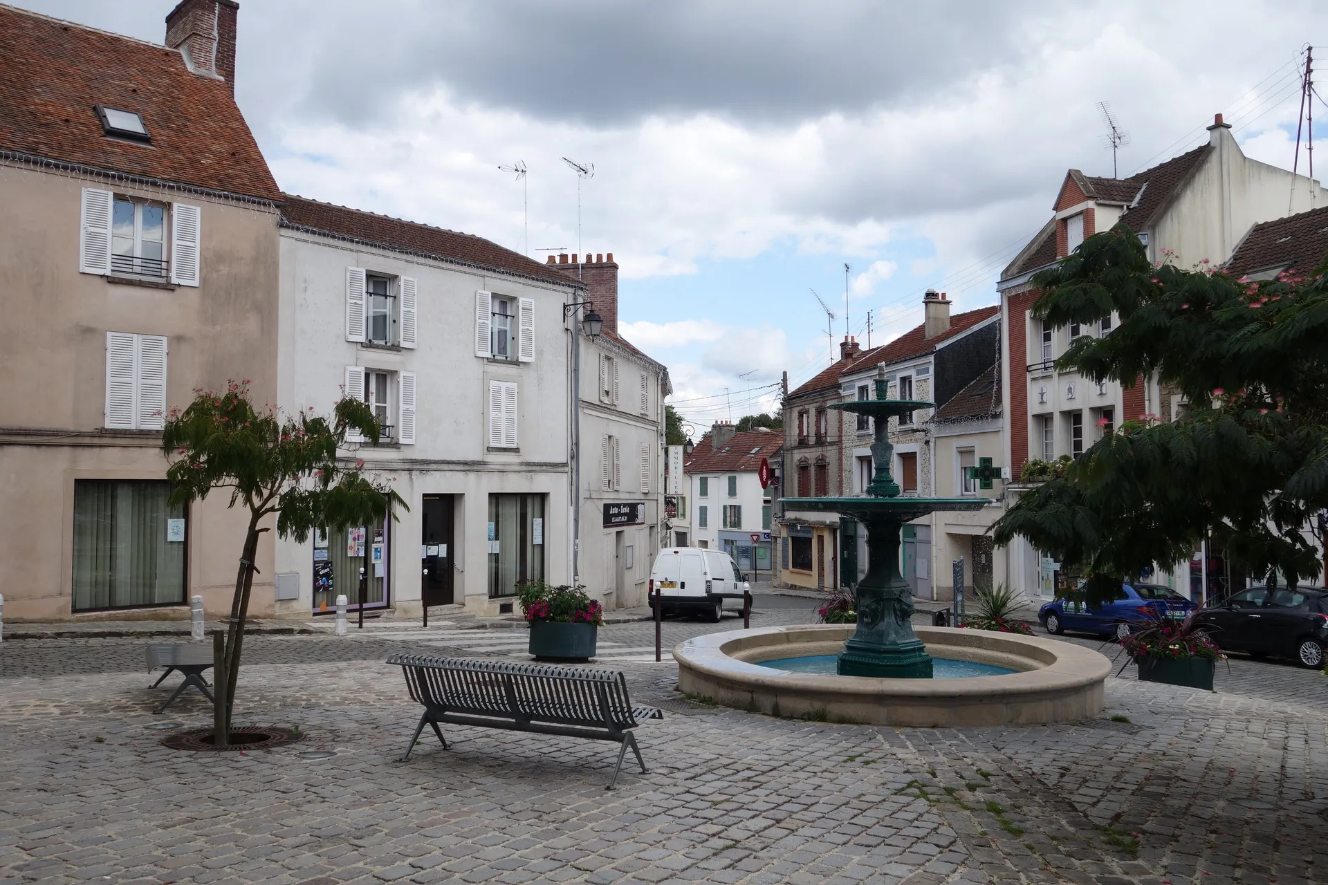 Photo showing: Place du Jet d'eau vue depuis le nord-ouest, Tournan-en-Brie