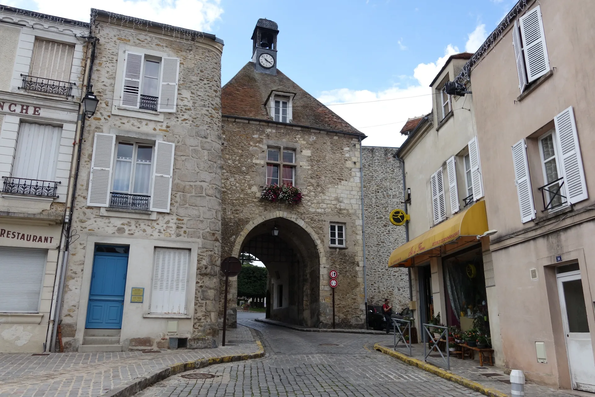 Photo showing: Porte de la ville, rue de Paris, Tournan-en-Brie
