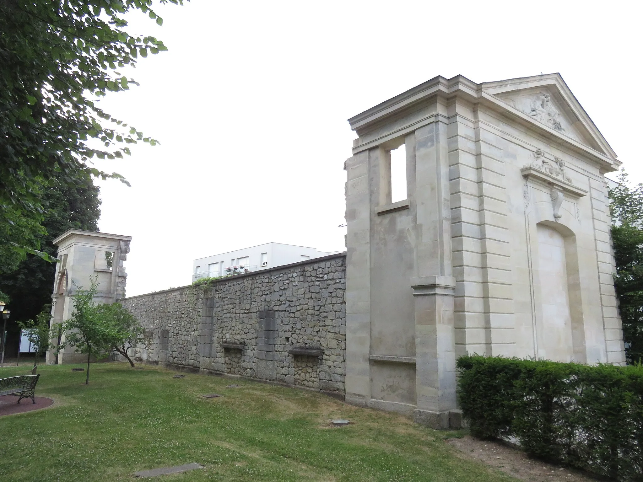 Photo showing: Château des Caramans in Roissy-en-France in 2018